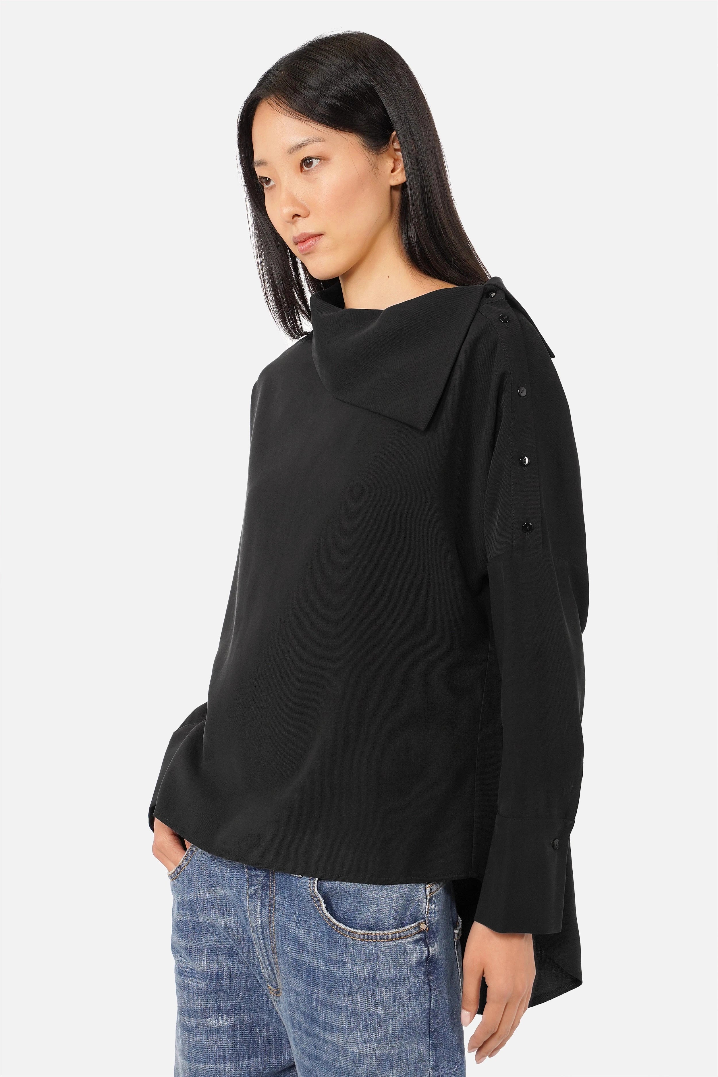Moderne One Shoulder Bluse aus leichtem Lyocell mit asymmetrischem Kragen und Knopfleiste über der Schulter