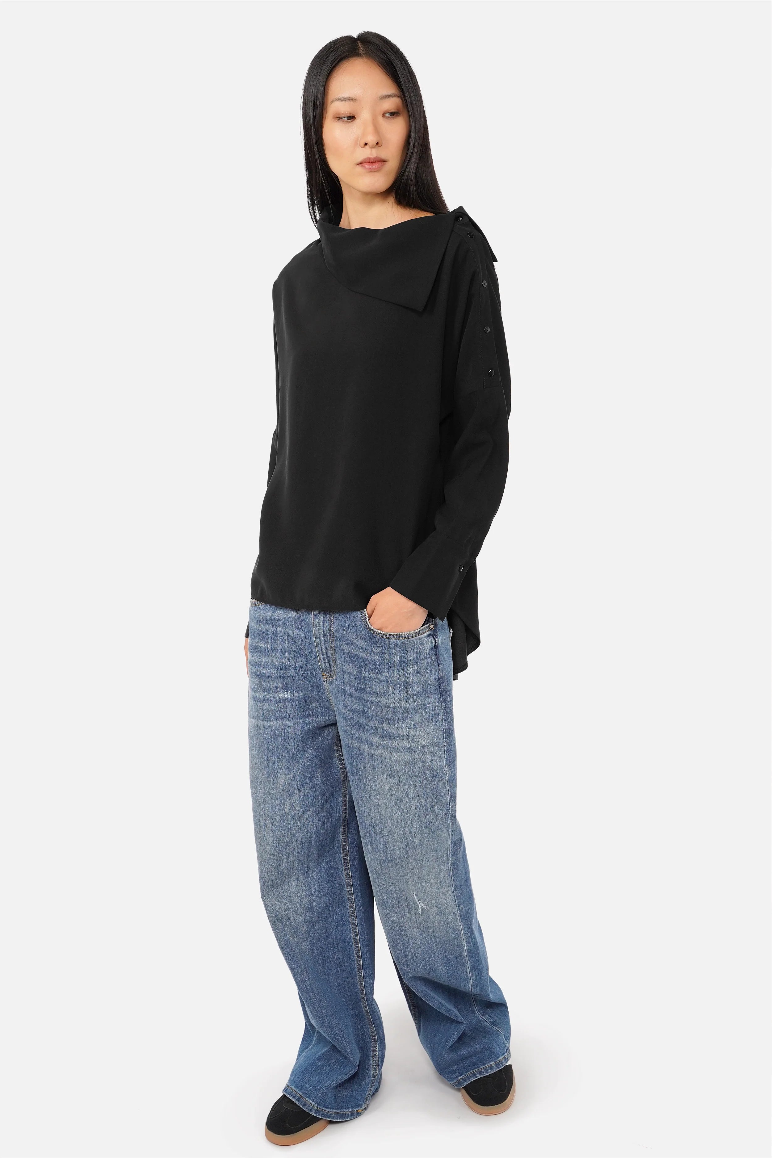 Leicht fallende One Shoulder Bluse aus Lyocell mit Knopfleiste und asymmetrischem Kragen