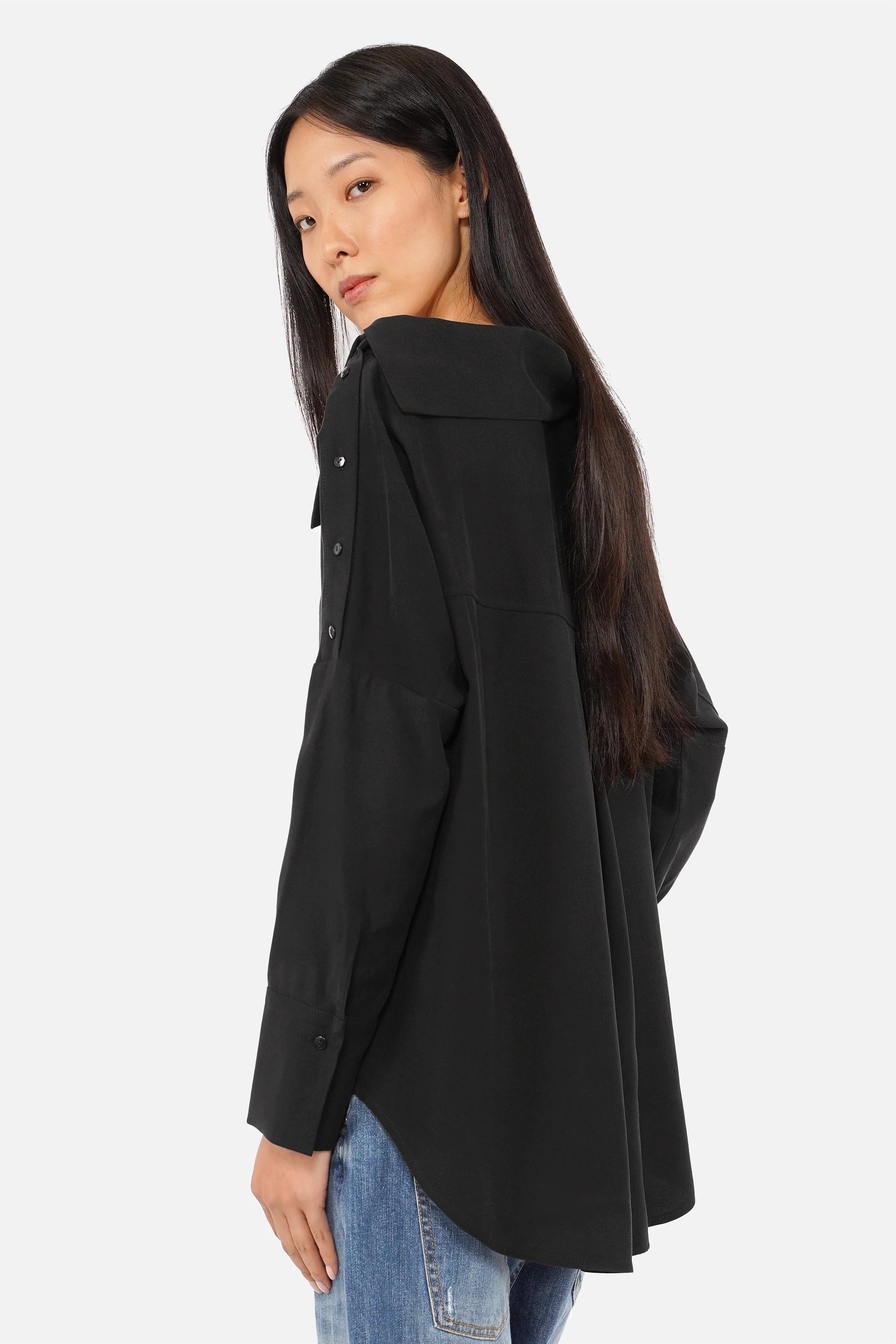 Leicht fallende One Shoulder Bluse aus Lyocell mit asymmetrischem Kragen und Knopfleiste entlang der Schulter