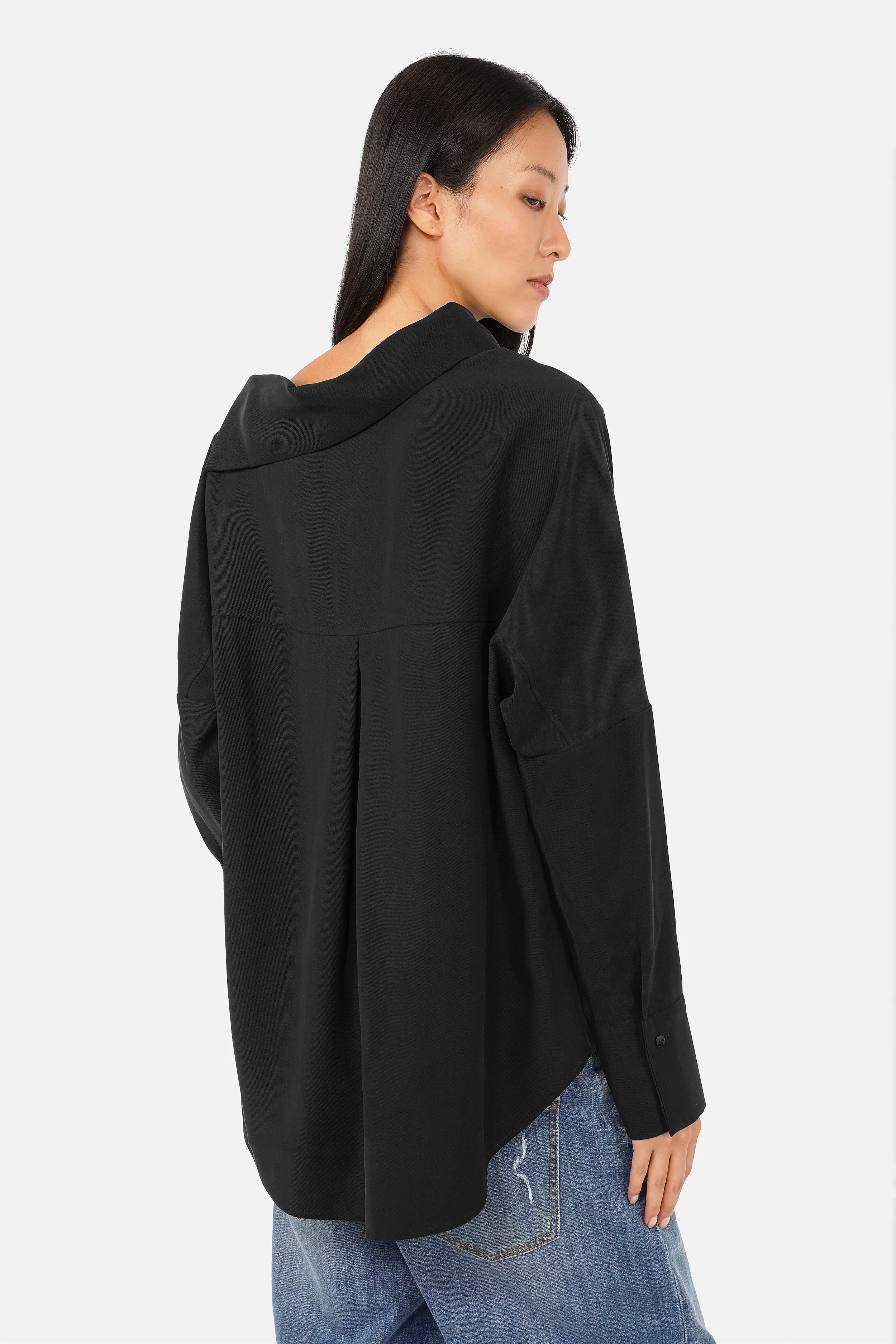 Leicht fallende One Shoulder Bluse aus Lyocell mit asymmetrischem Kragen und Knopfleiste entlang der Schulter
