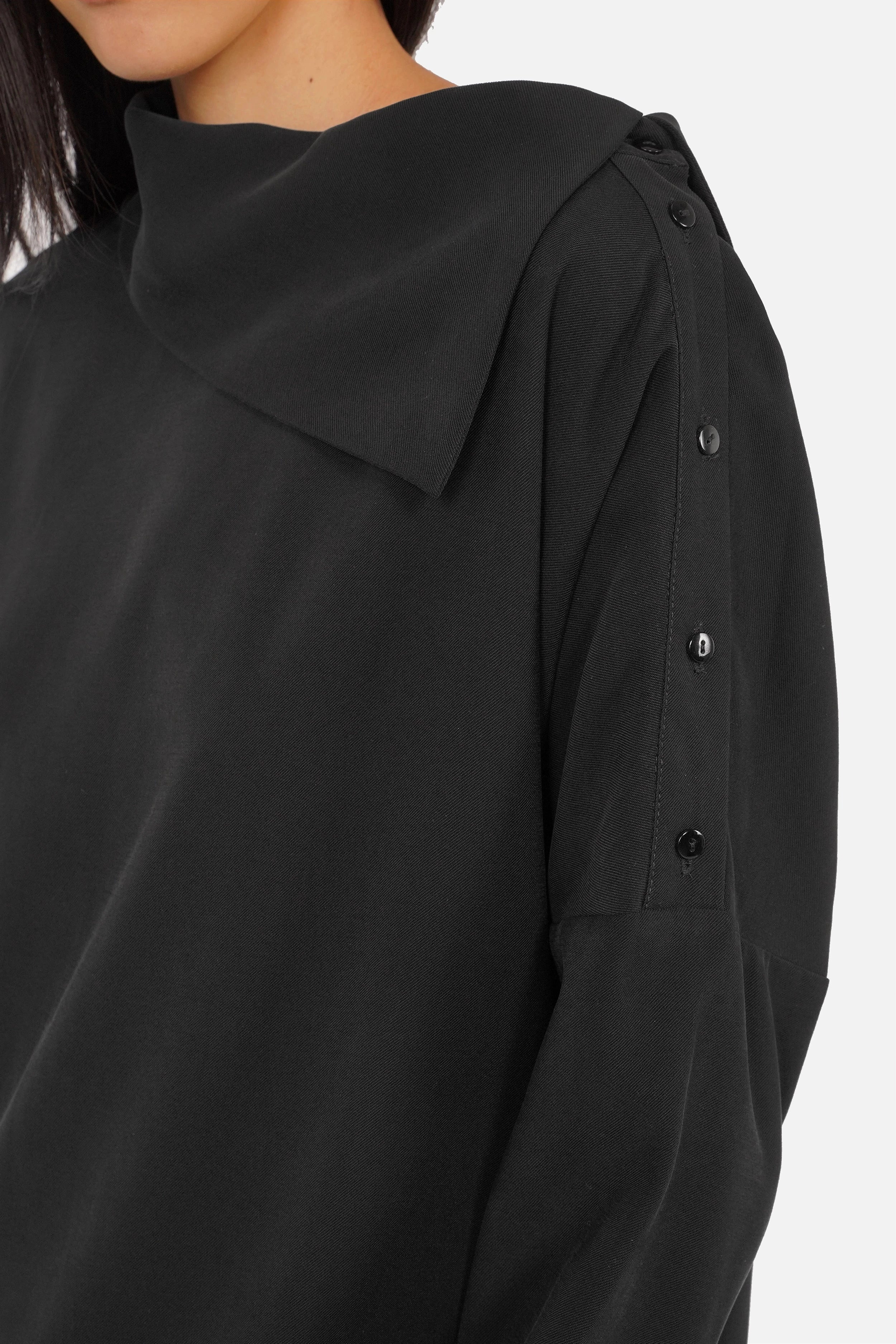 Weiße One Shoulder Bluse aus Lyocell mit asymmetrischem Kragen und Knopfleiste entlang der Schulter