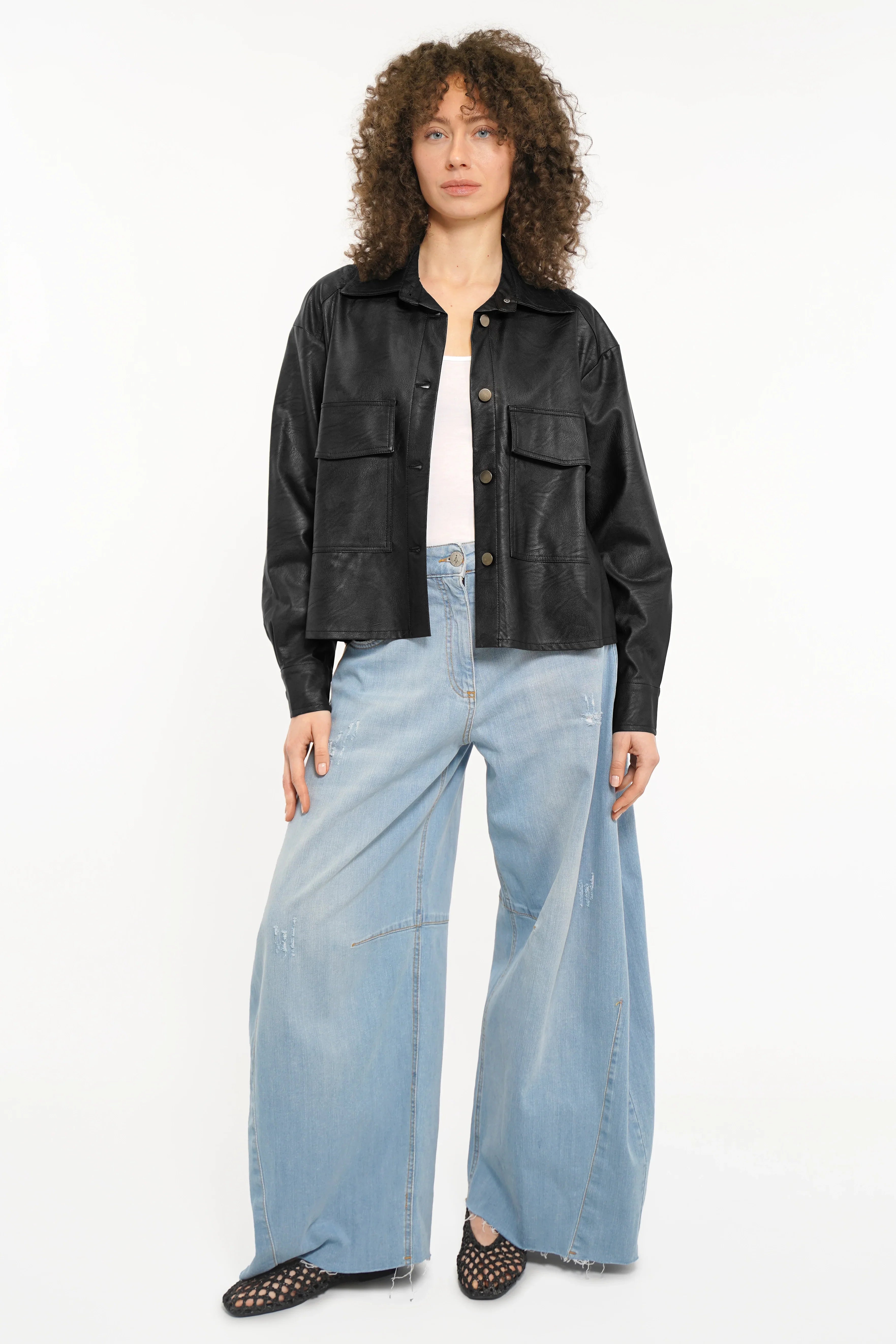 SOOAE Hemdjacke aus Eco-Leder mit Kentkragen und großen Brusttaschen in Cropped Fit