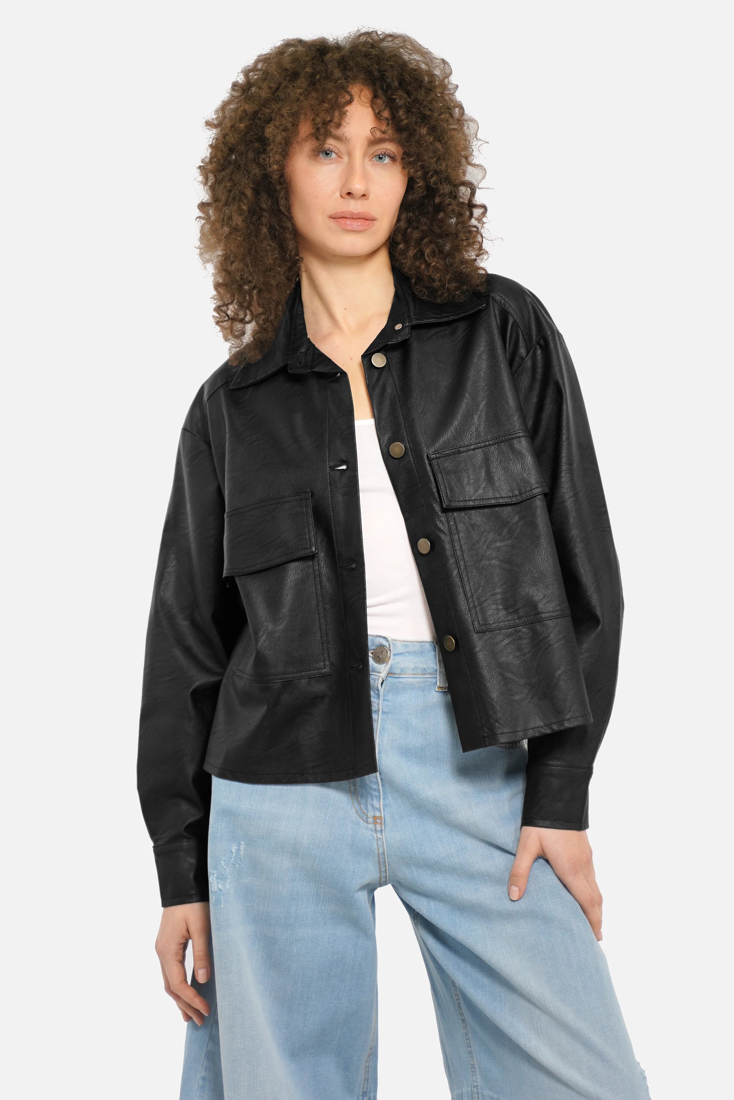Hemdjacke aus Eco-Leder mit Kentkragen und großen Brusttaschen im Cropped Fit aus supersoftem Material