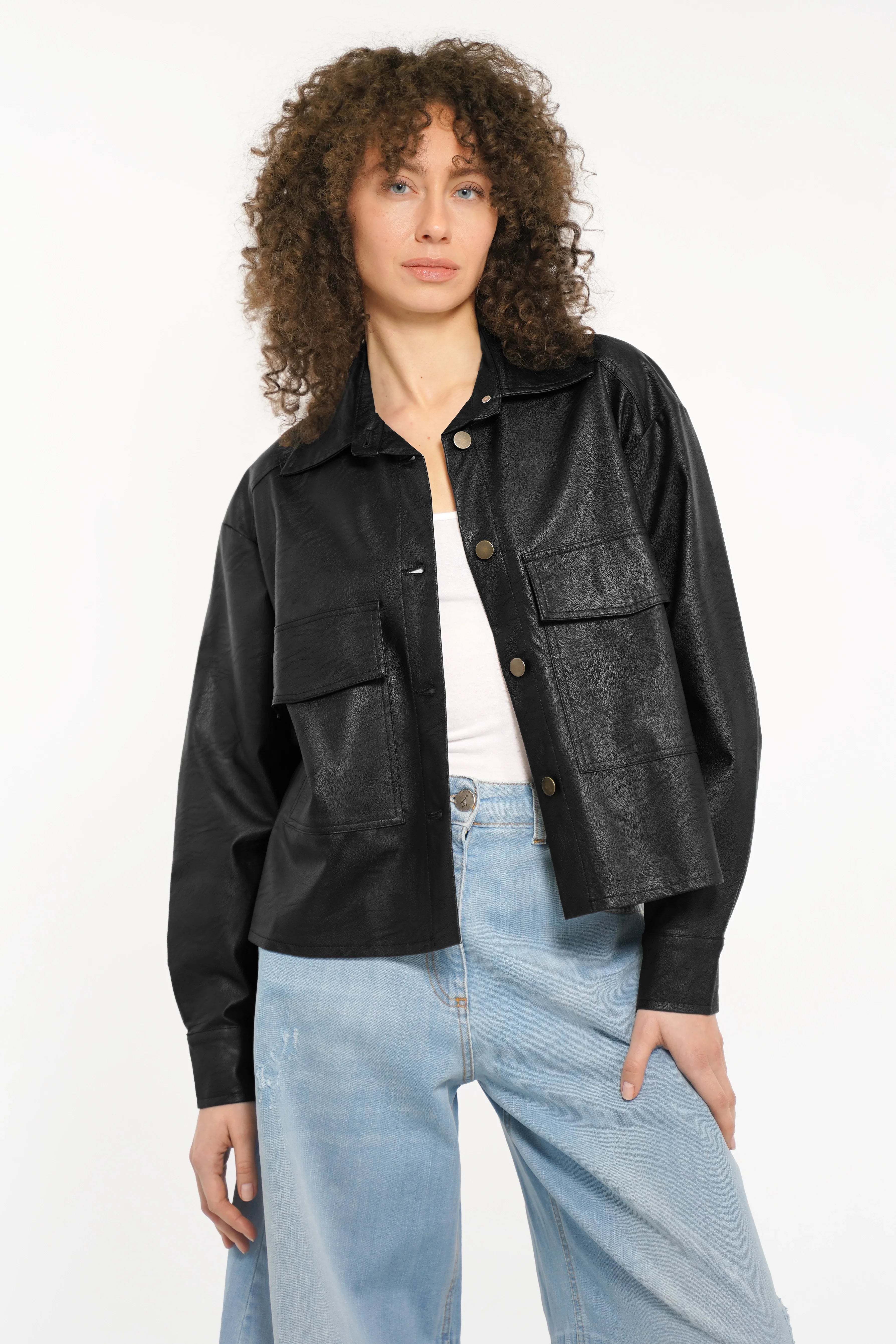 Supersofte Hemdjacke aus Eco-Leder mit Kentkragen und großen Brusttaschen in Cropped Fit