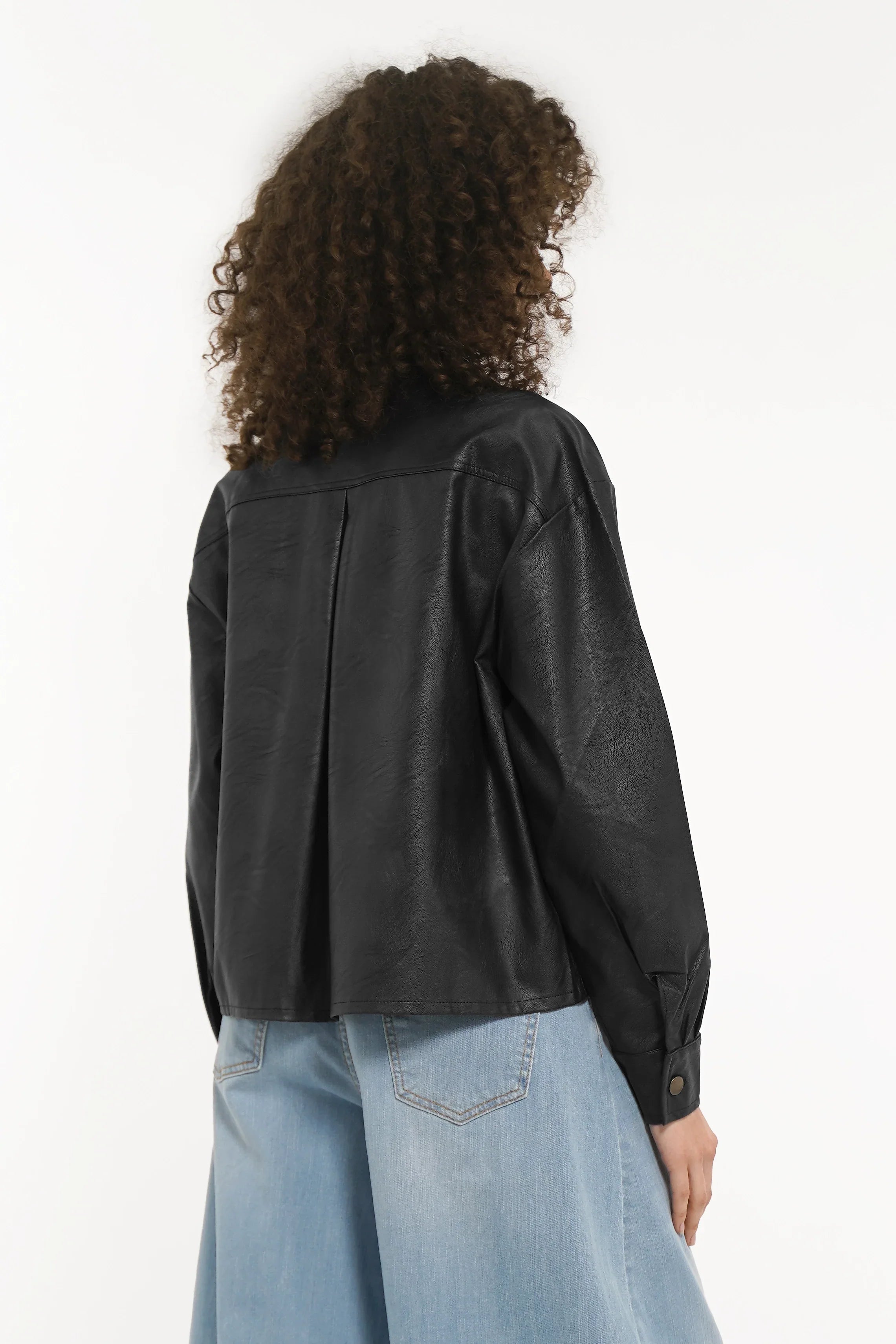 SOOAE Hemdjacke aus Eco-Leder mit Kentkragen und großen Brusttaschen in Cropped Fit