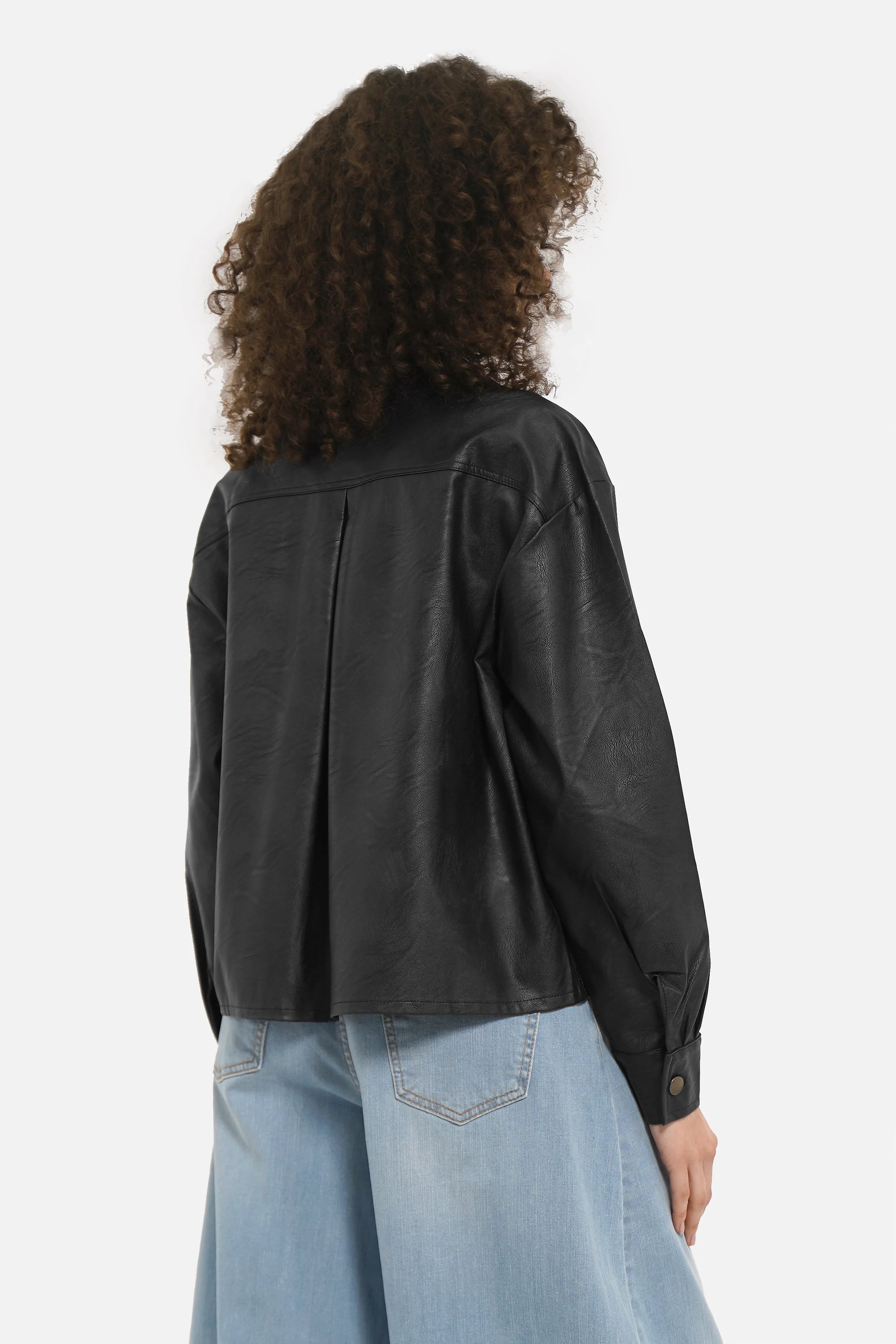 SOOAE Hemdjacke aus supersoftem Eco-Leder mit Kentkragen und großen Brusttaschen in Cropped Fit