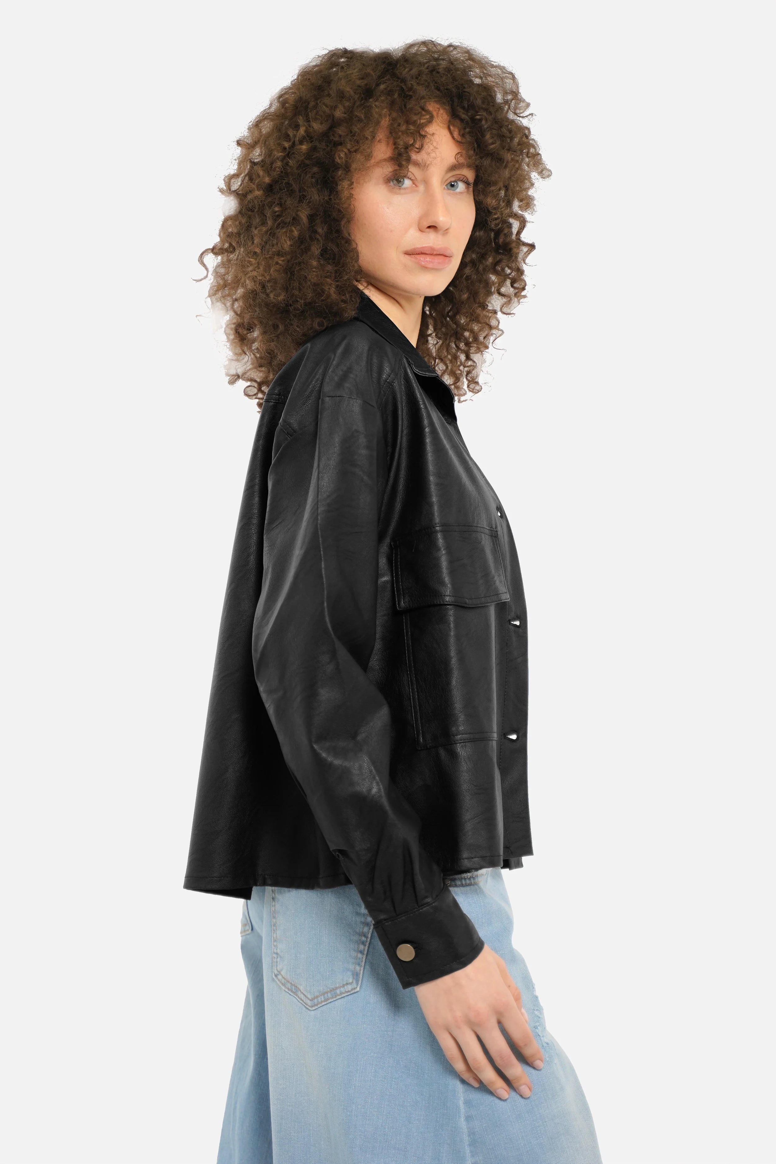 SOOAE Hemdjacke aus Eco-Leder mit Kentkragen und Brusttaschen in Cropped Fit