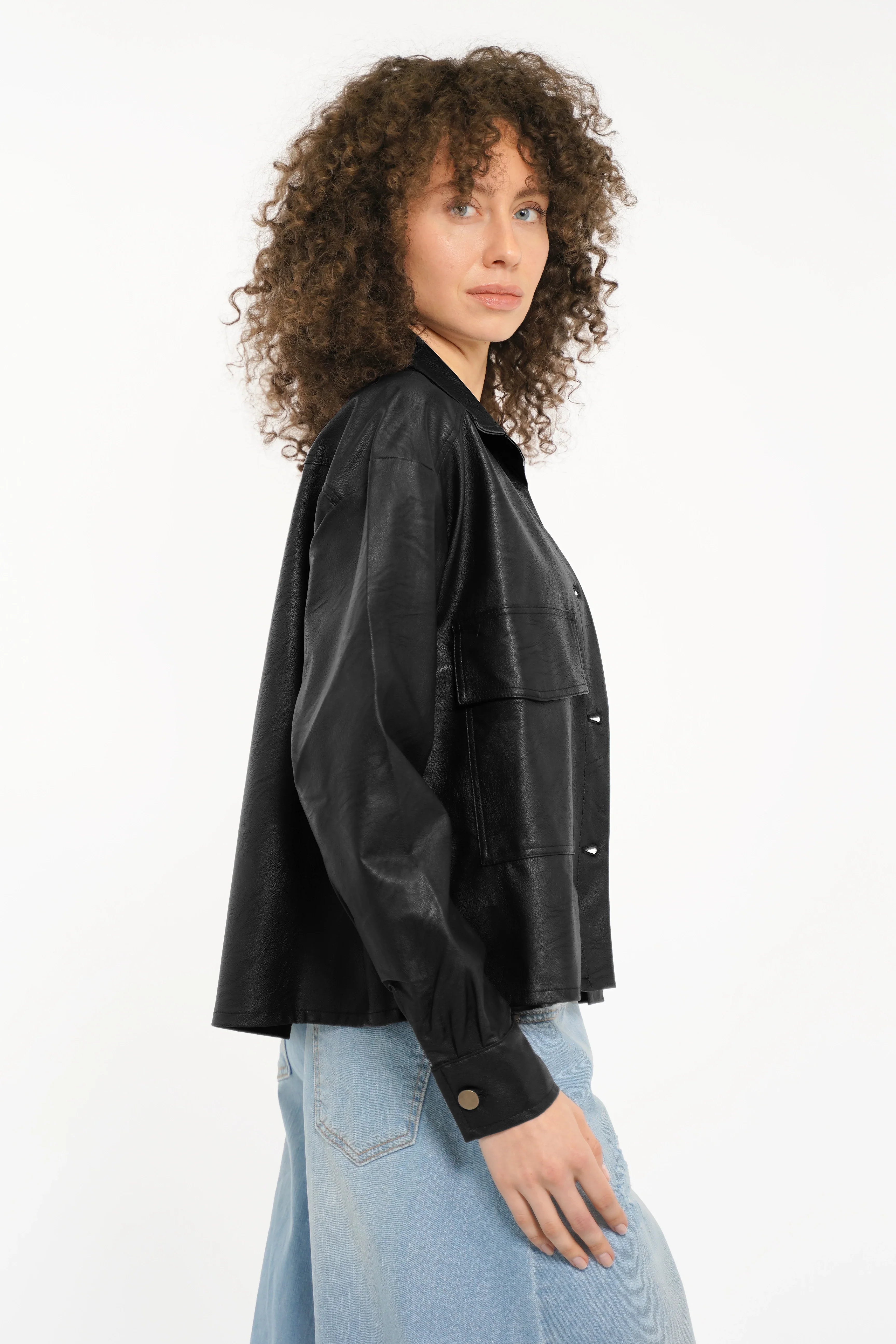 SOOAE Hemdjacke aus Eco-Leder mit Kentkragen und großen Brusttaschen in Cropped Fit