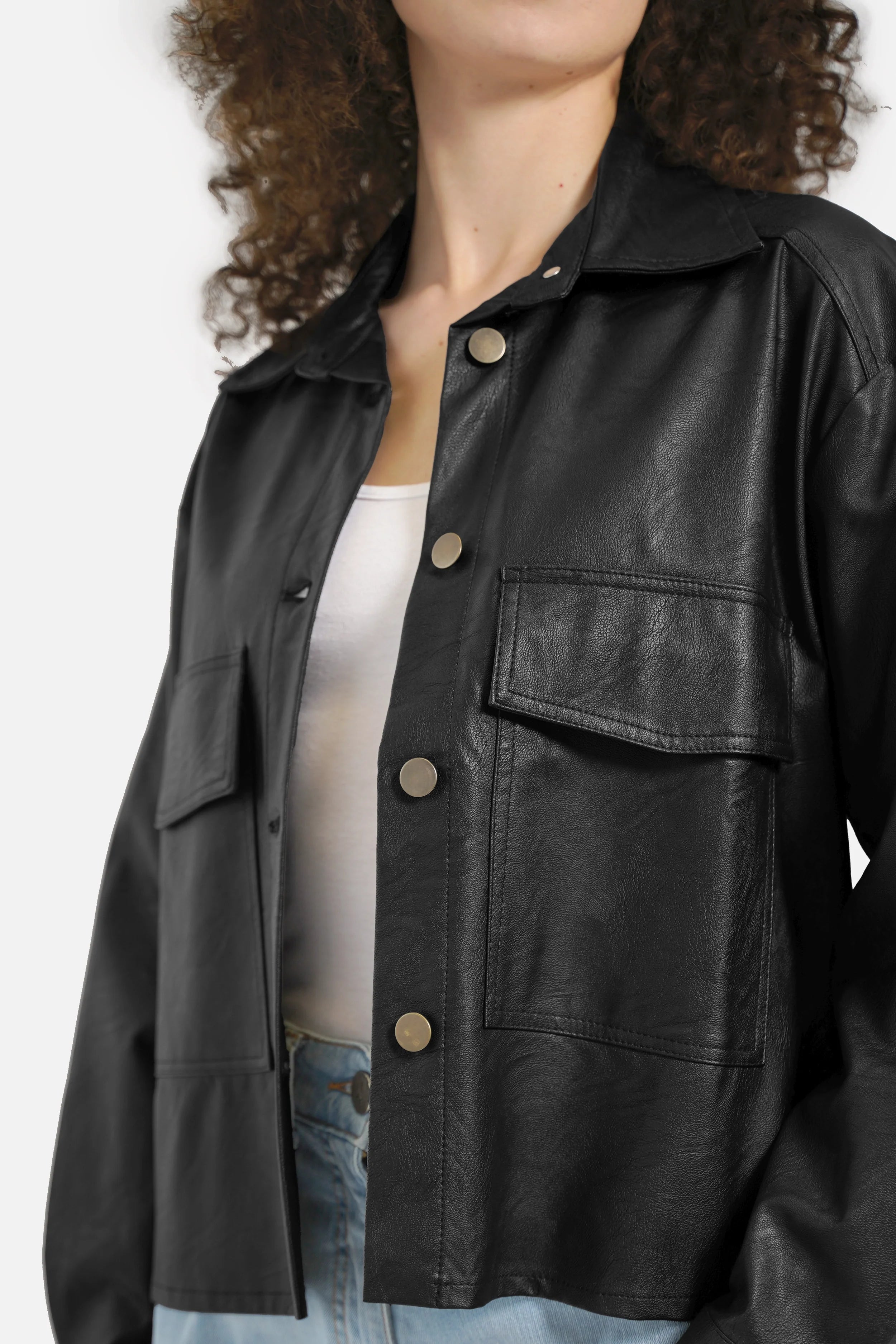 Supersofte SOOAE Hemdjacke aus Eco-Leder mit Kentkragen und großen Brusttaschen in Cropped Fit