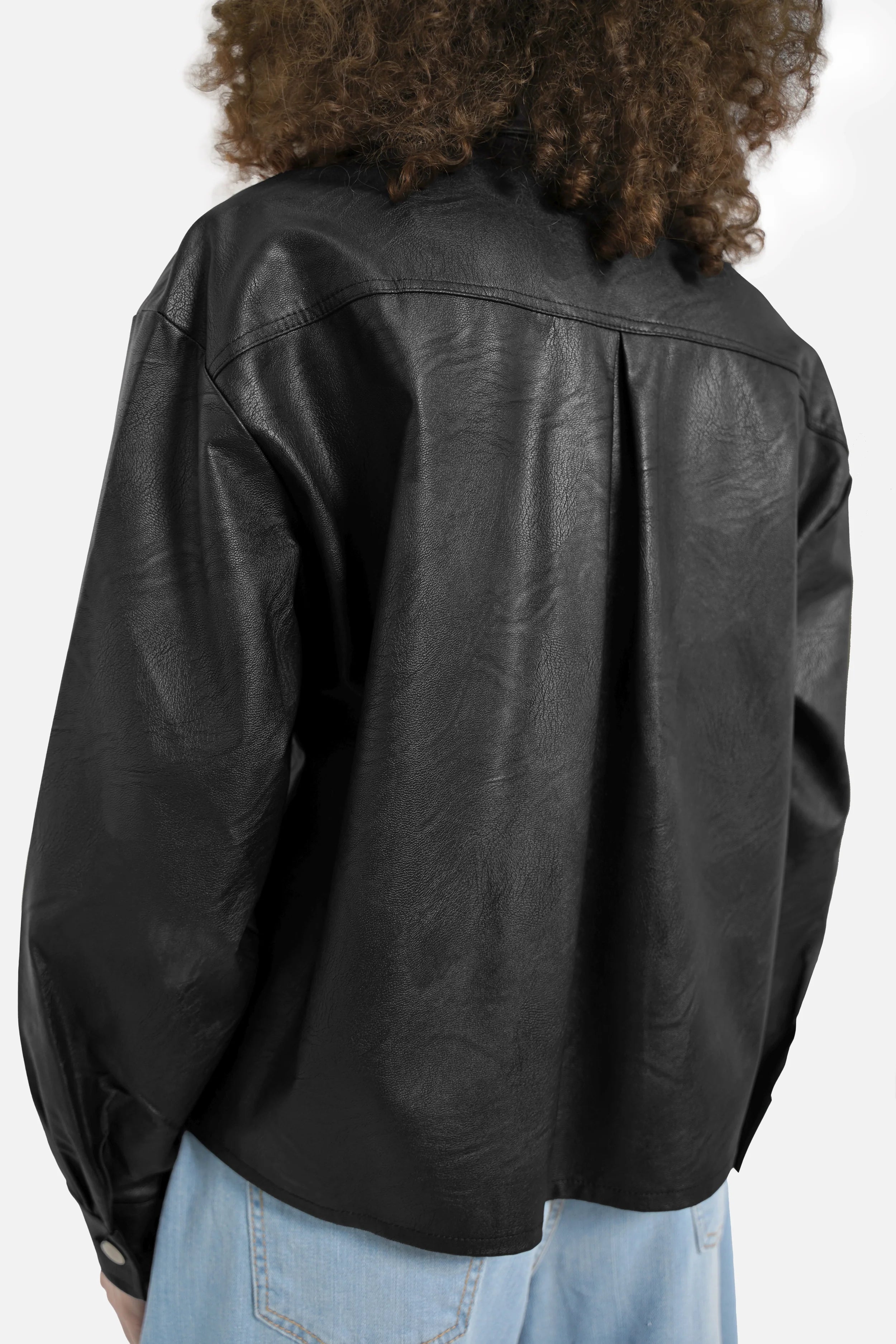 Hemdjacke aus Eco-Leder mit Kentkragen und großen Brusttaschen in Cropped Fit