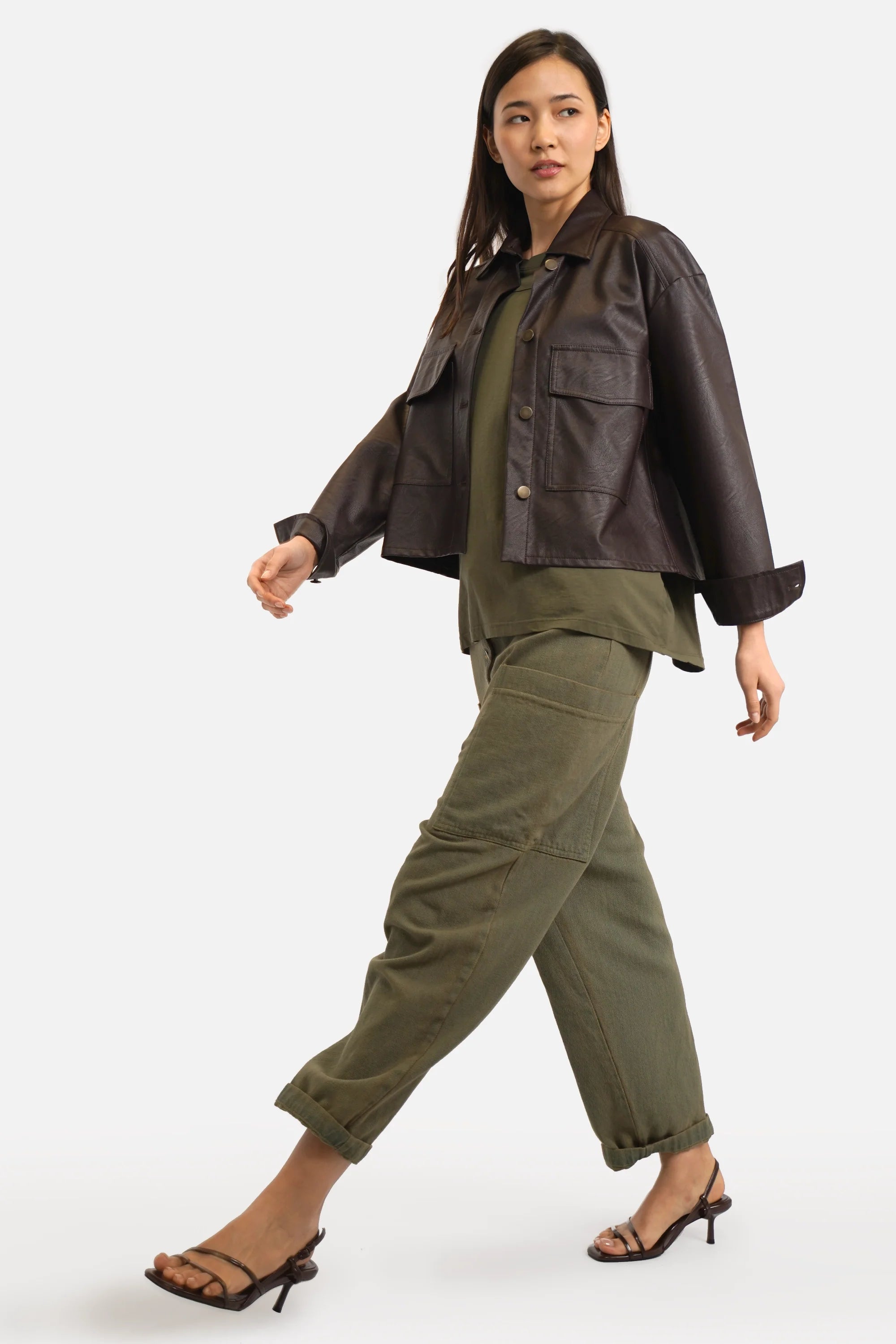 SOOAE Hemdjacke aus Eco-Leder mit Kentkragen, großen Brusttaschen und Cropped Fit in Größe S