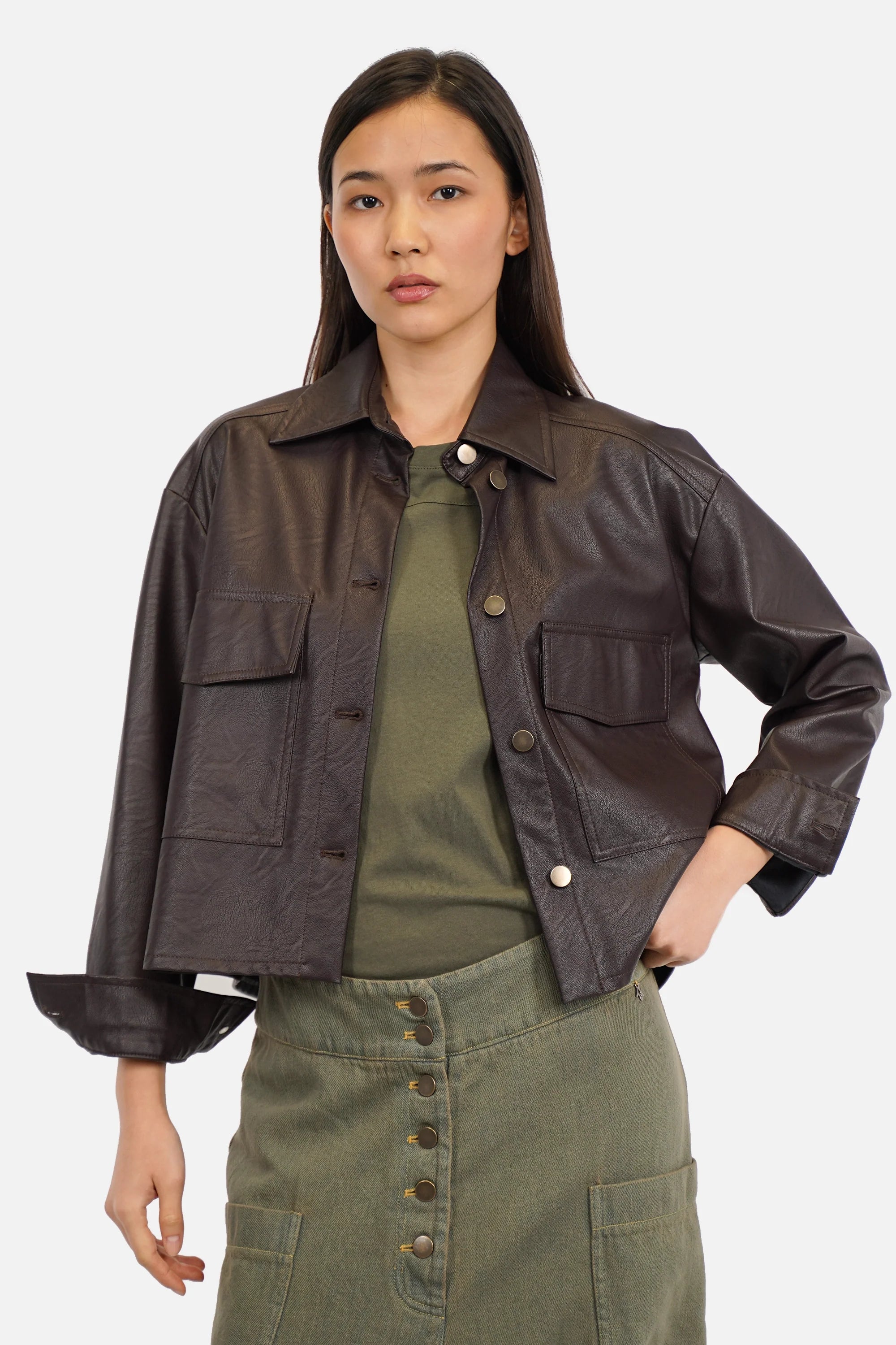 SOOAE Hemdjacke aus Eco-Leder mit Kentkragen, großen Brusttaschen und Cropped Fit