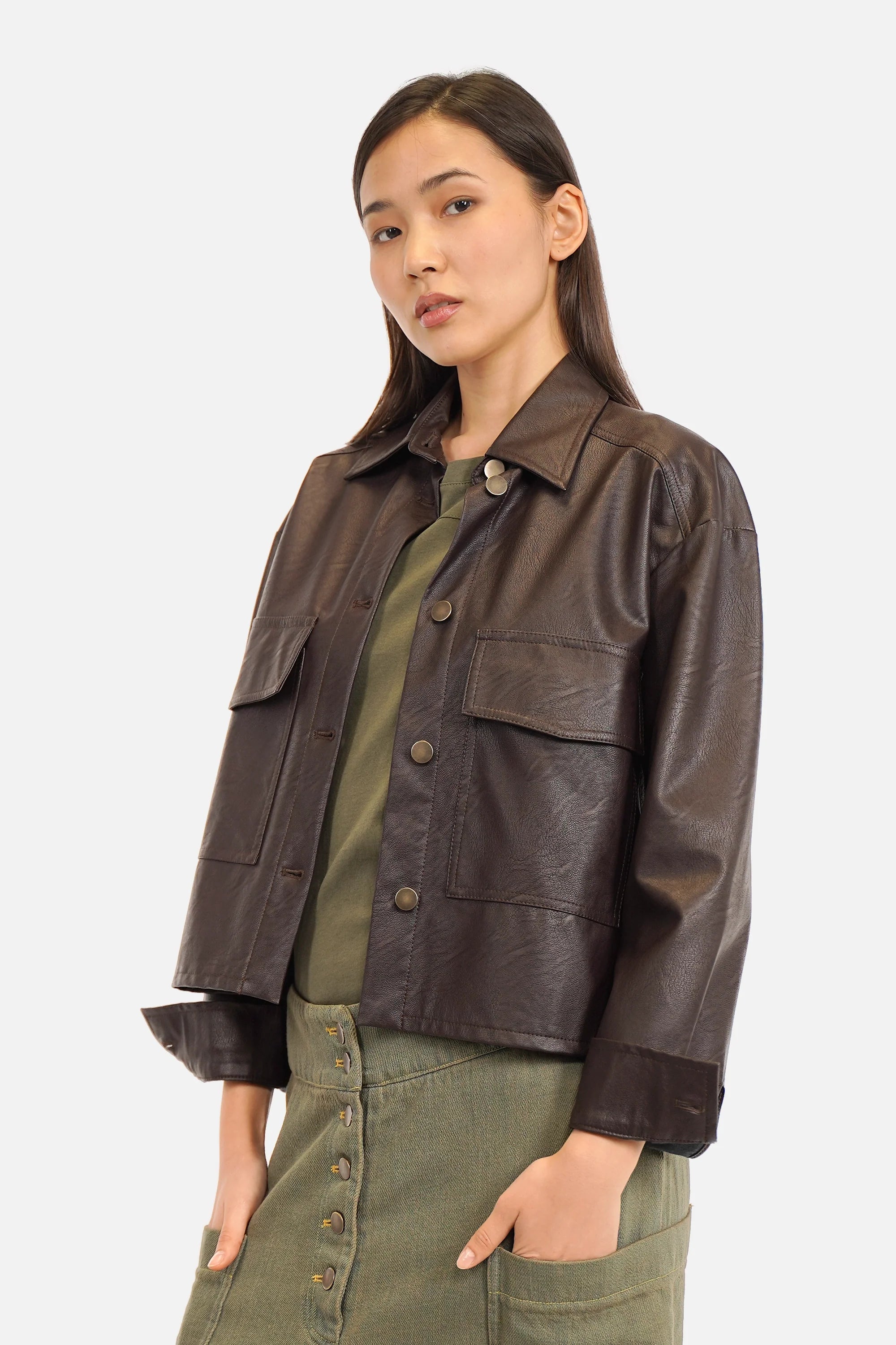 SOOAE Hemdjacke aus Eco-Leder mit Kentkragen, Cropped Fit und großen Brusttaschen