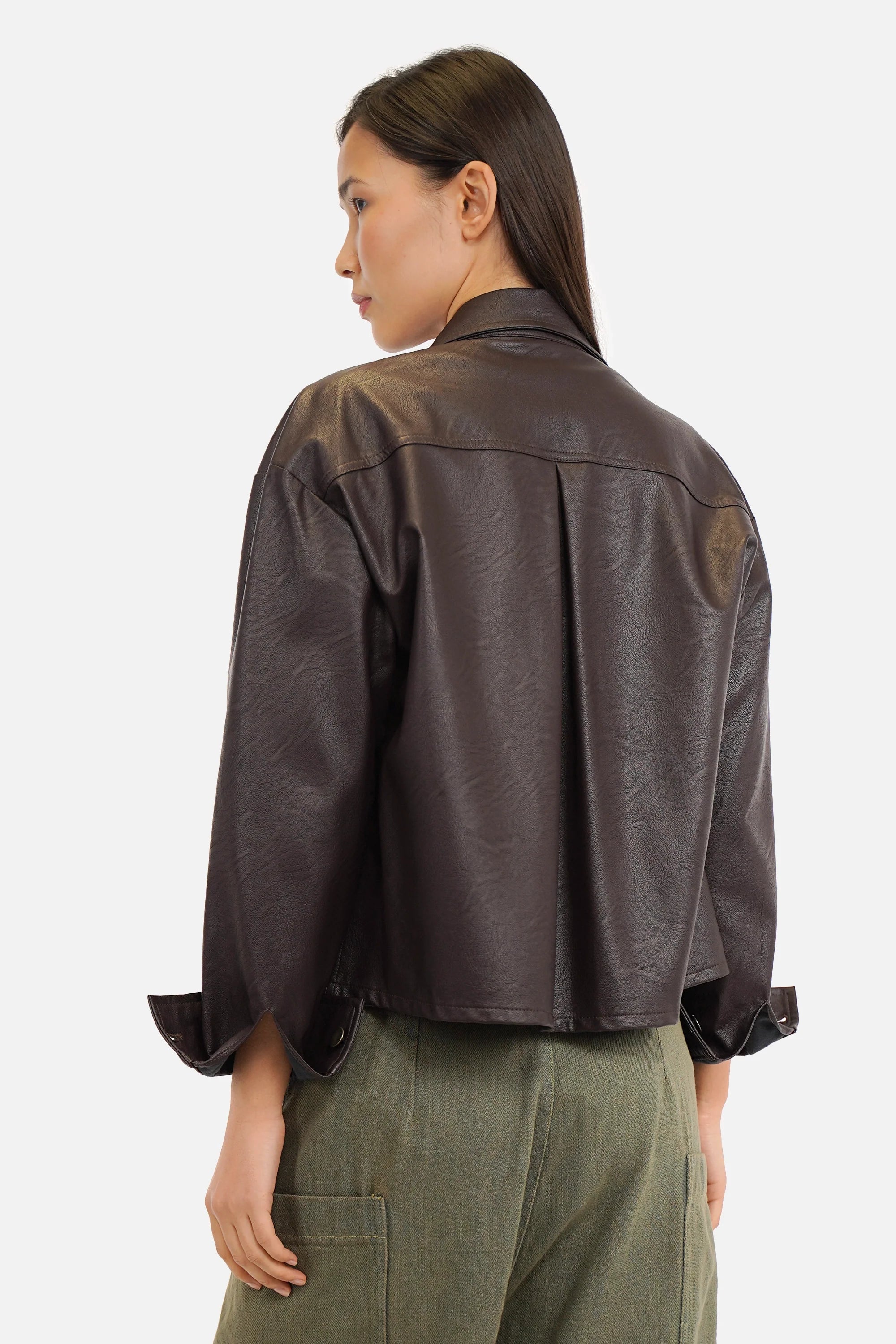 SOOAE Hemdjacke aus Eco-Leder mit Kentkragen und großen Brusttaschen, cropped Fit, supersoftem Material und Viskose-Innenseite