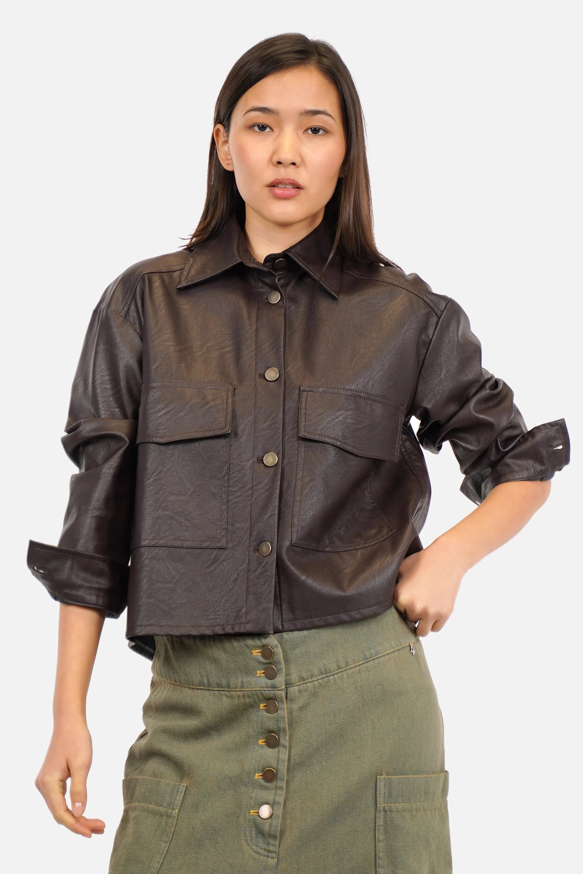 SOOAE Hemdjacke aus Eco-Leder mit Kentkragen, großen Brusttaschen und cropped Fit aus supersoftem Eco-Leder