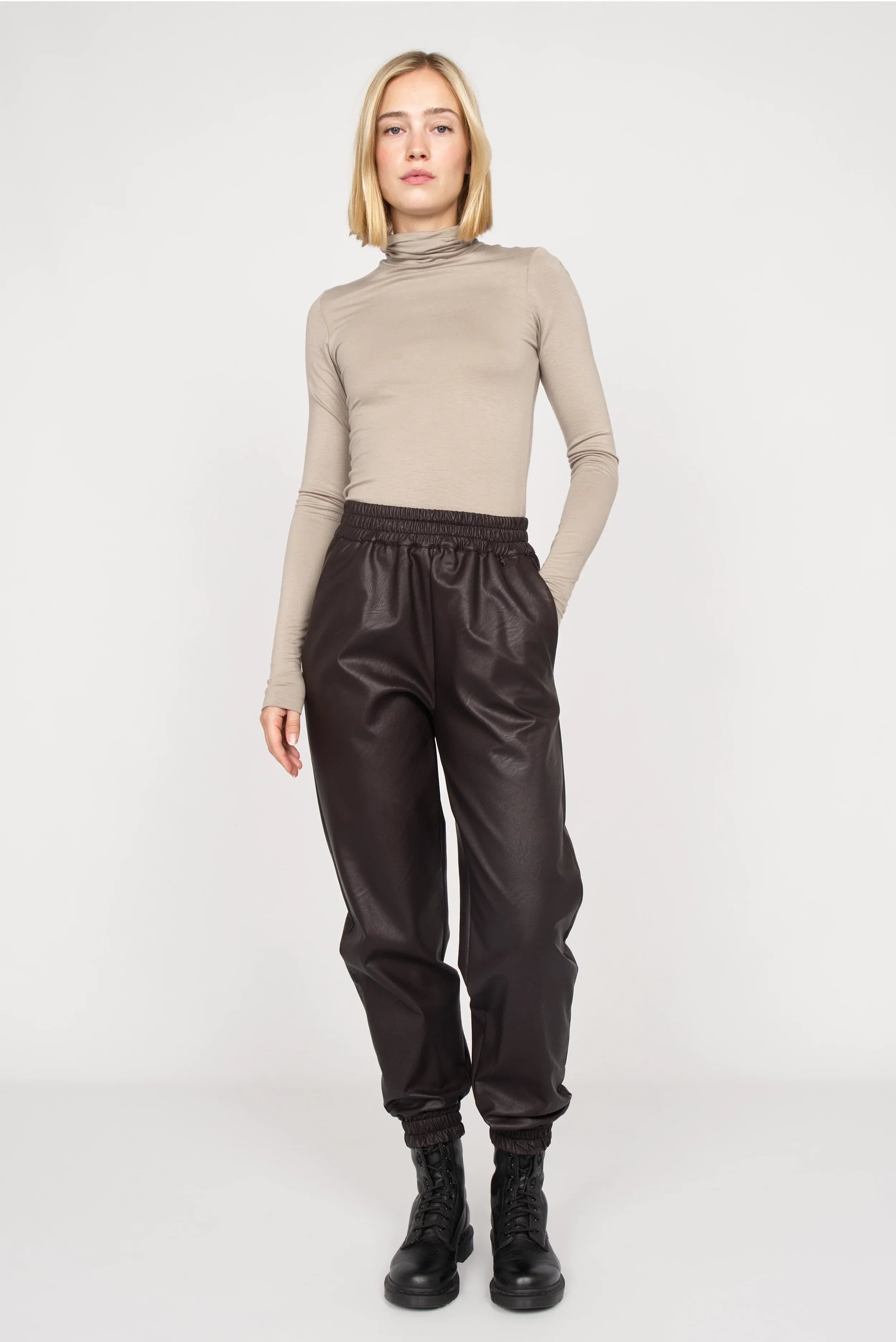 SOOMIN Jogpants in Lederoptik dunkelbraun mit elastischem Bund und Beinabschlüssen