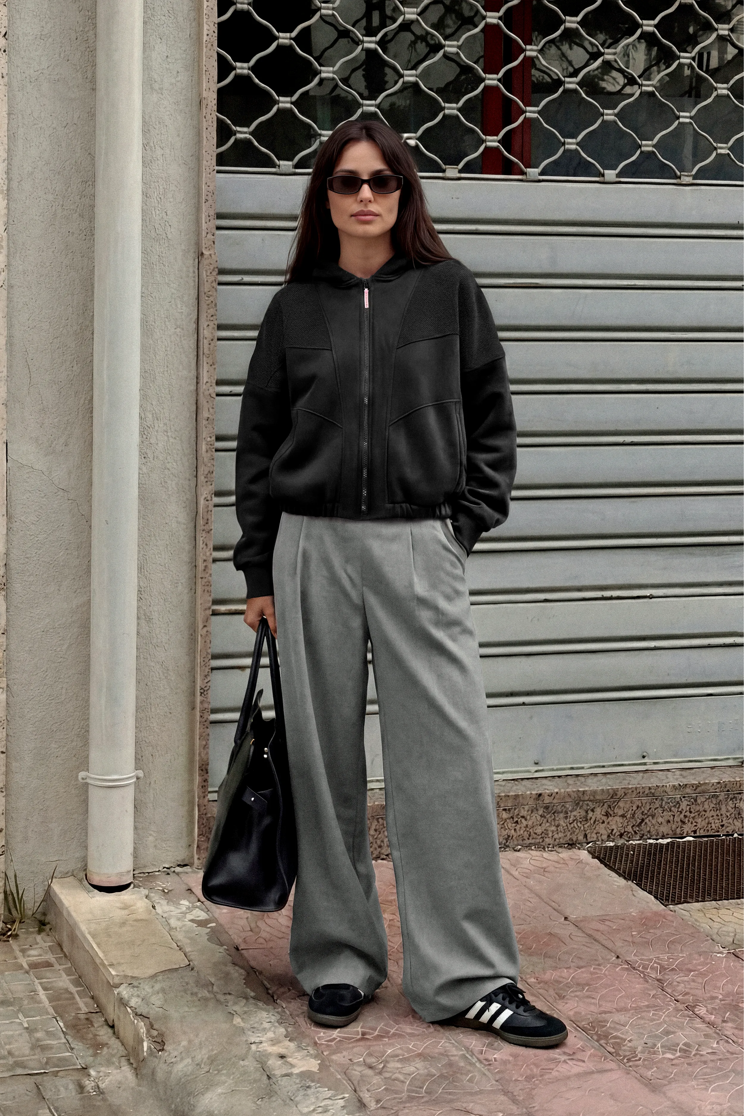 Oversize Zip-Hoodie mit linken Stoffseiten-Details und pinkem KULTFRAU Reißverschluss