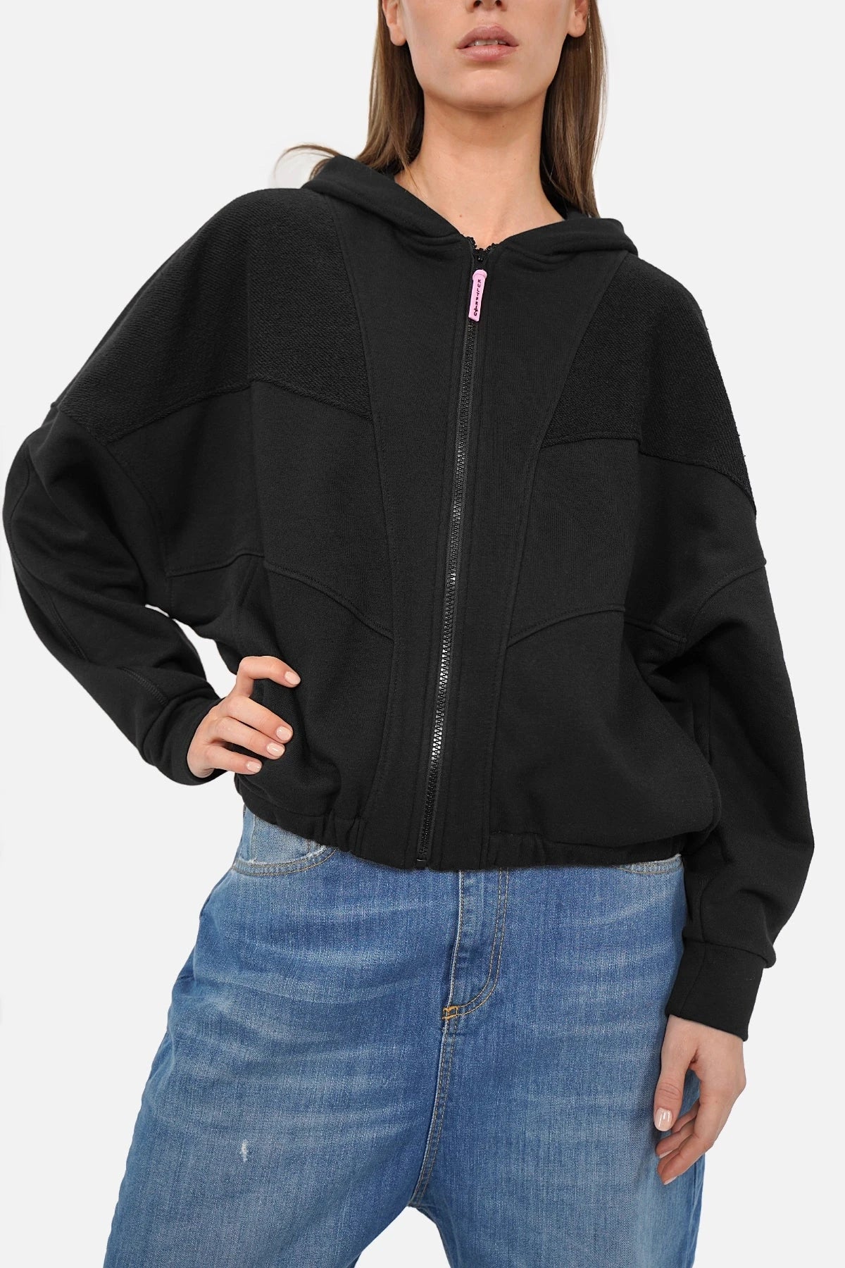 Oversized SOVIA Zip-Hoodie mit linken Stoffseiten-Details und pinkem KULTFRAU Logo-Zipper