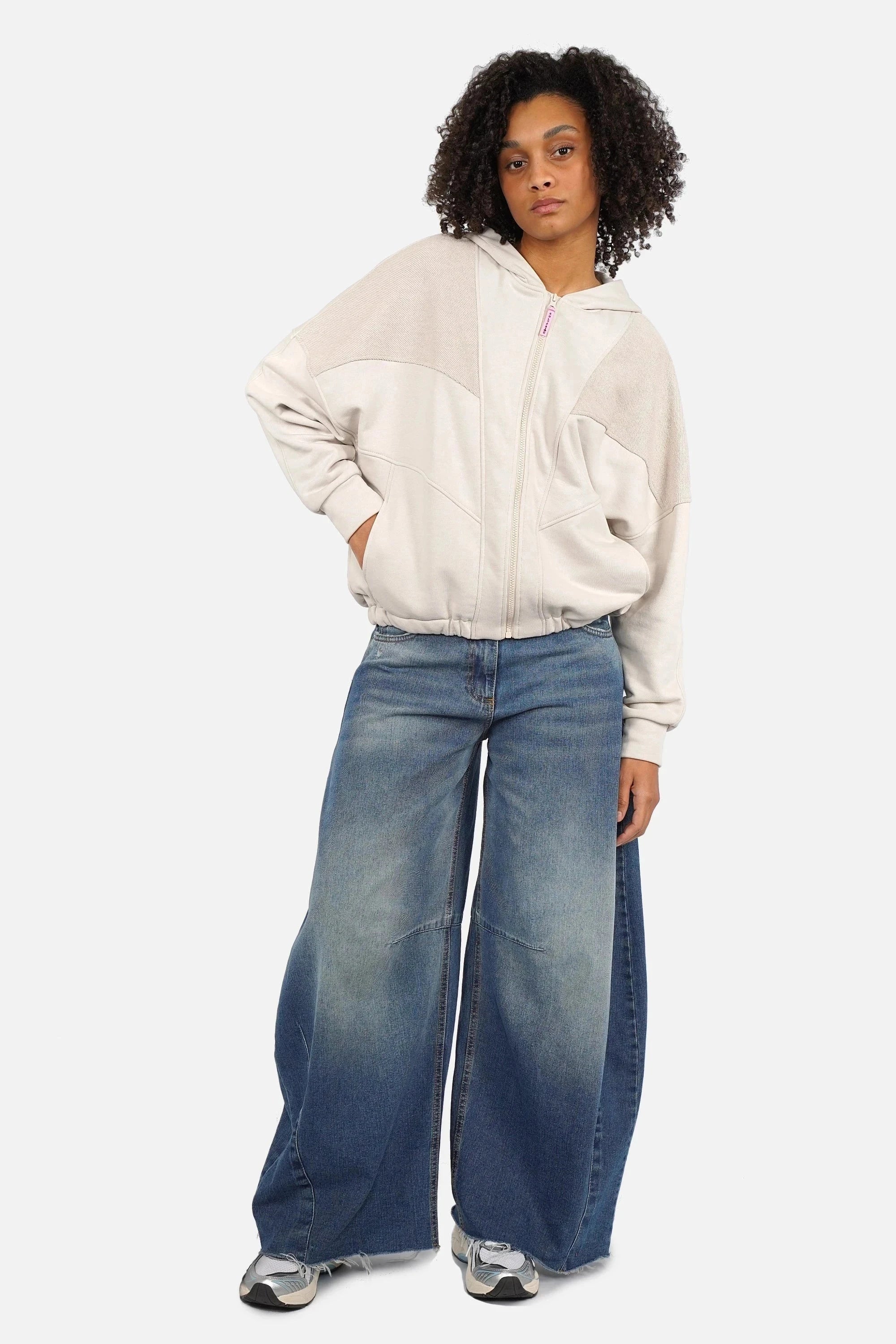 Oversized Panel-Sweatjacke mit Kapuze, seitlichen Eingriffstaschen und Gummibund am Saum, hinten länger geschnitten