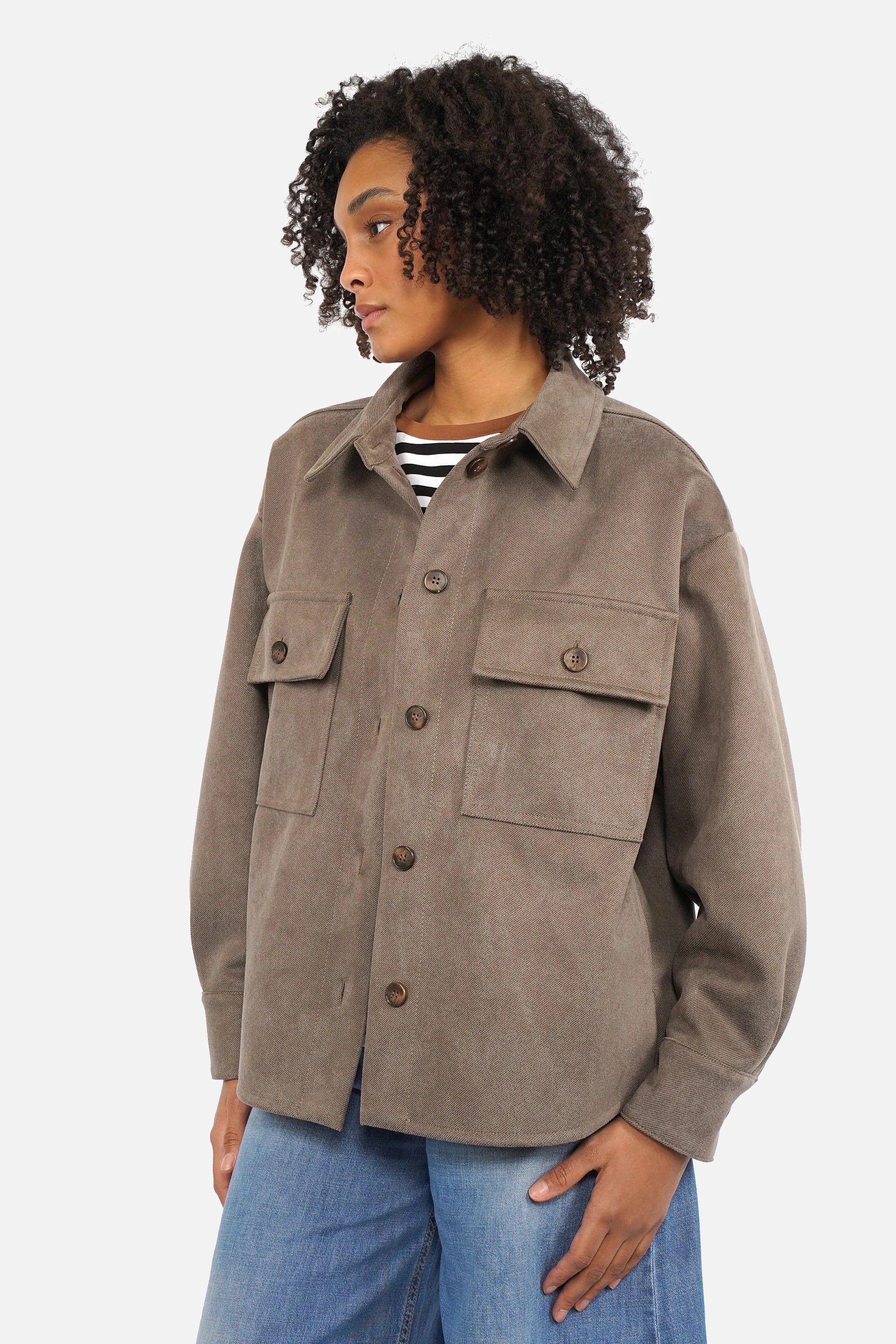STELLY Overshirt-Jacke oversized twill jacket with chest and side pockets, soft texture, cuff with button, rounded hem, worn by model 1.75m size S
