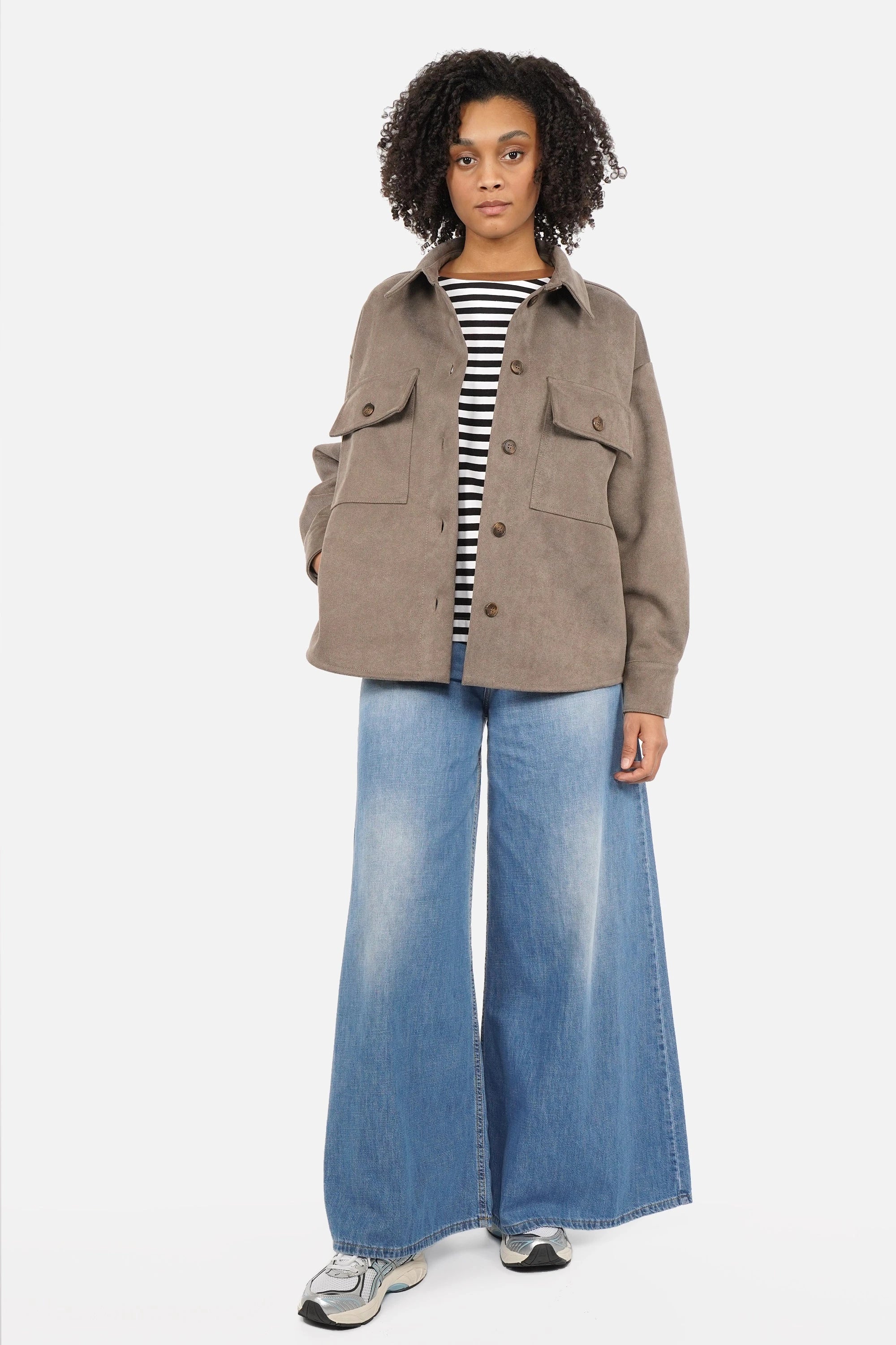 STELLY Overshirt-Jacke oversized twill jacket with chest and side pockets, soft texture, buttoned cuffs, rounded hem, worn by model size S