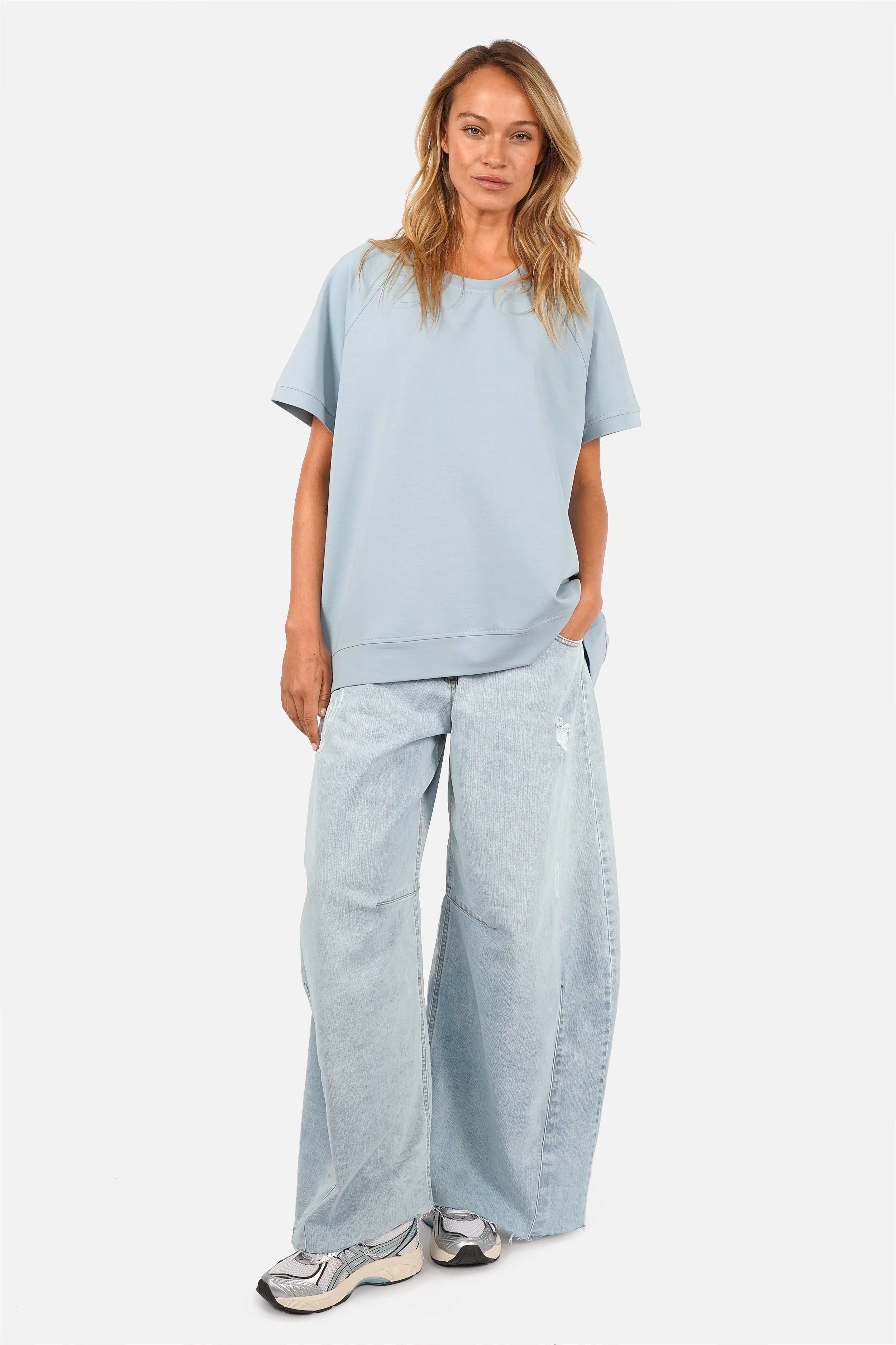 SURI.K Kurzarm Sweatshirt leicht oversized mit Rundhalsausschnitt und Ton-in-Ton Logo-Stickerei