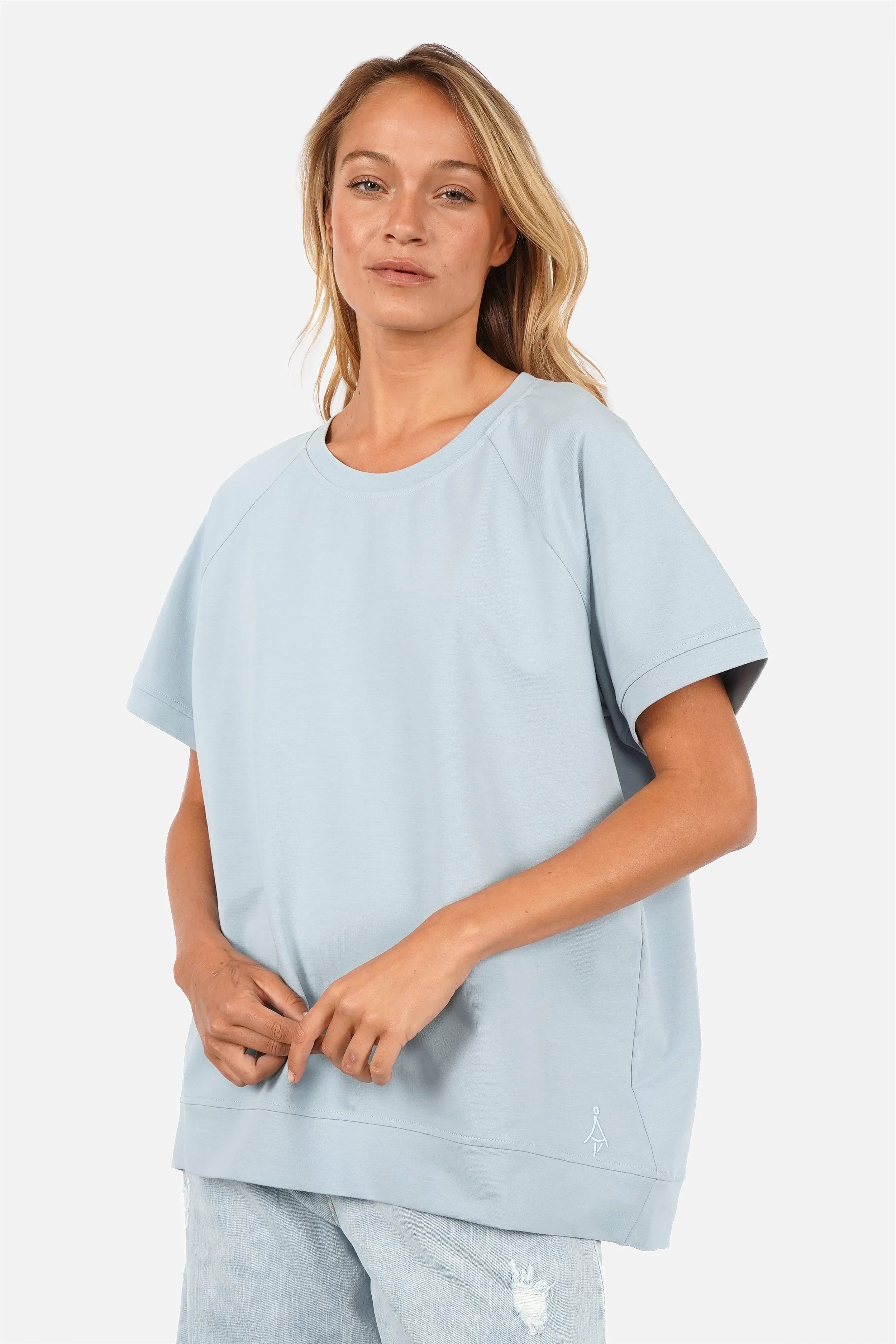 SURI.K Kurzarm Sweatshirt leichter Sweatstoff oversized Fit mit Rundhalsausschnitt und Ton-in-Ton Logo-Stickerei