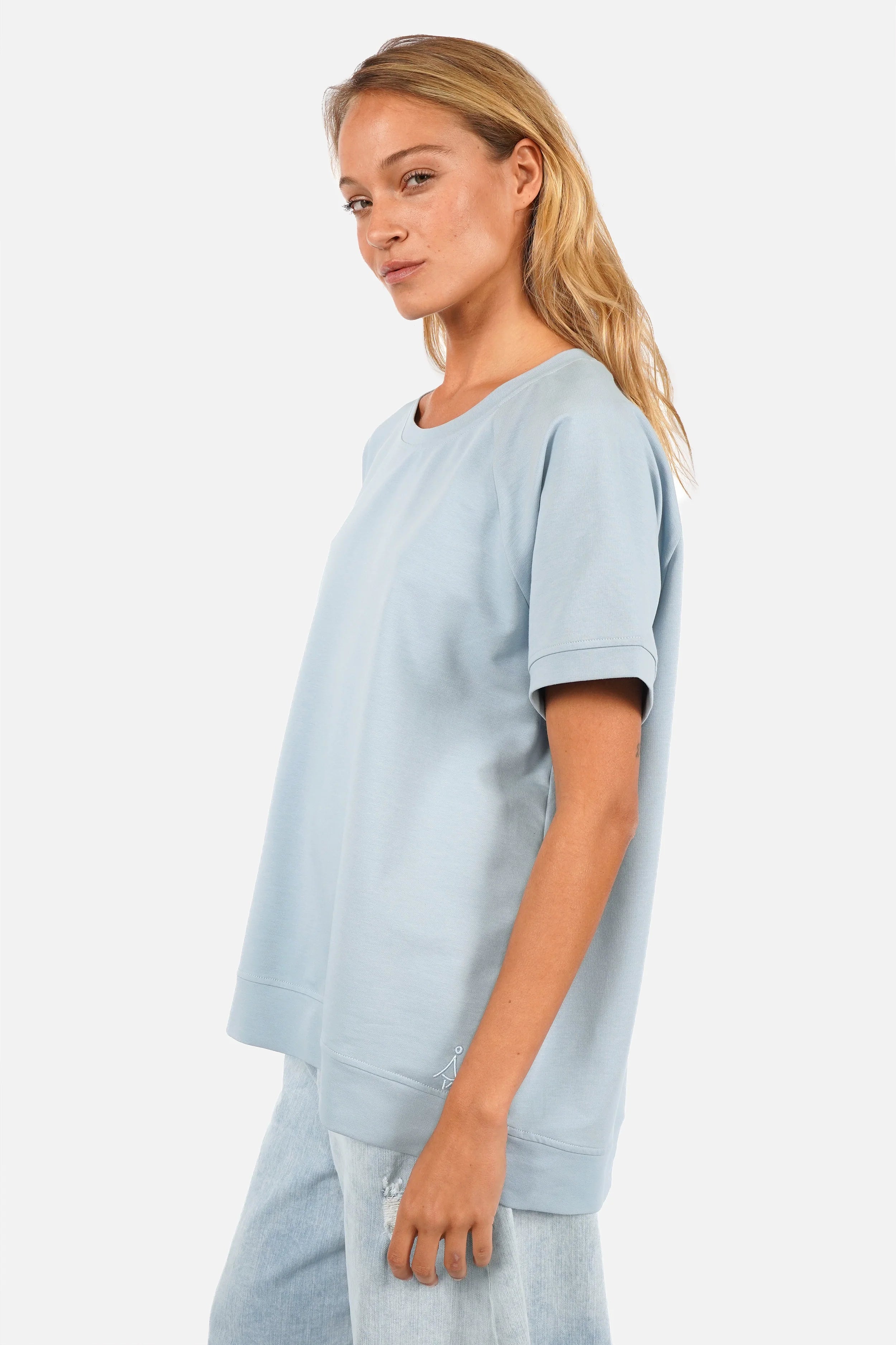 SURI.K Kurzarm Sweatshirt leichter Sweatstoff Oversized Fit Rundhalsausschnitt Ton-in-Ton Logo-Stickerei