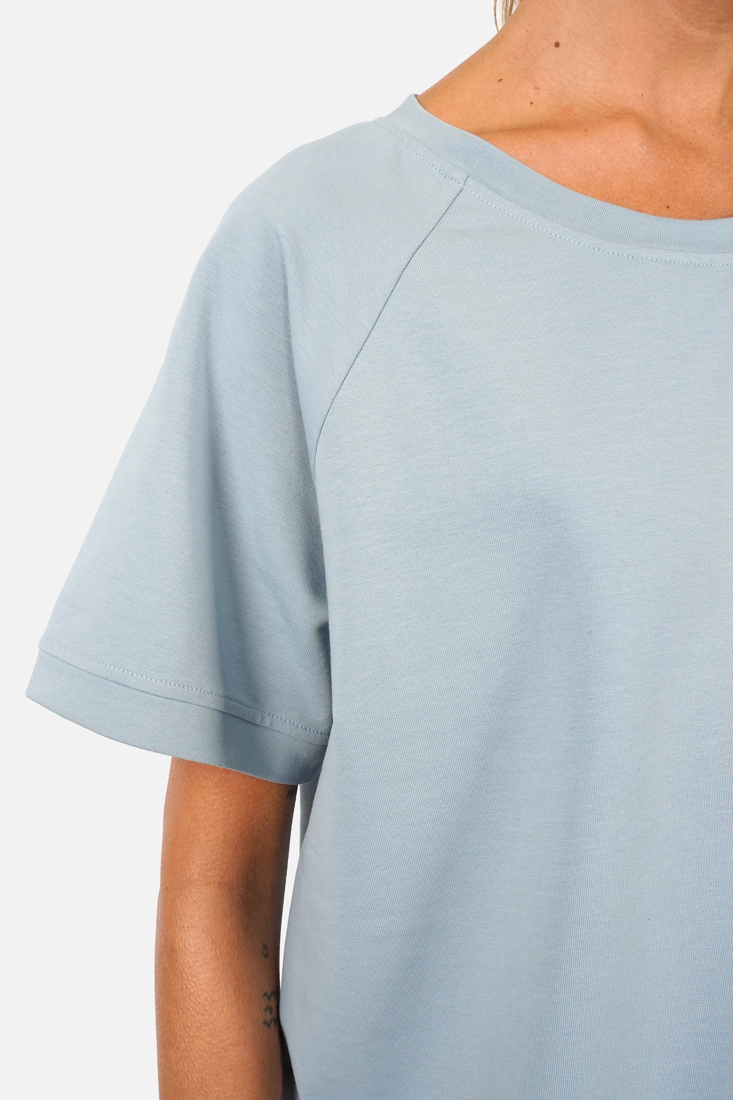 SURI.K Kurzarm Sweatshirt leichter Sweatstoff oversized Fit Rundhalsausschnitt ton-in-ton Logo-Stickerei leichte A-Linie