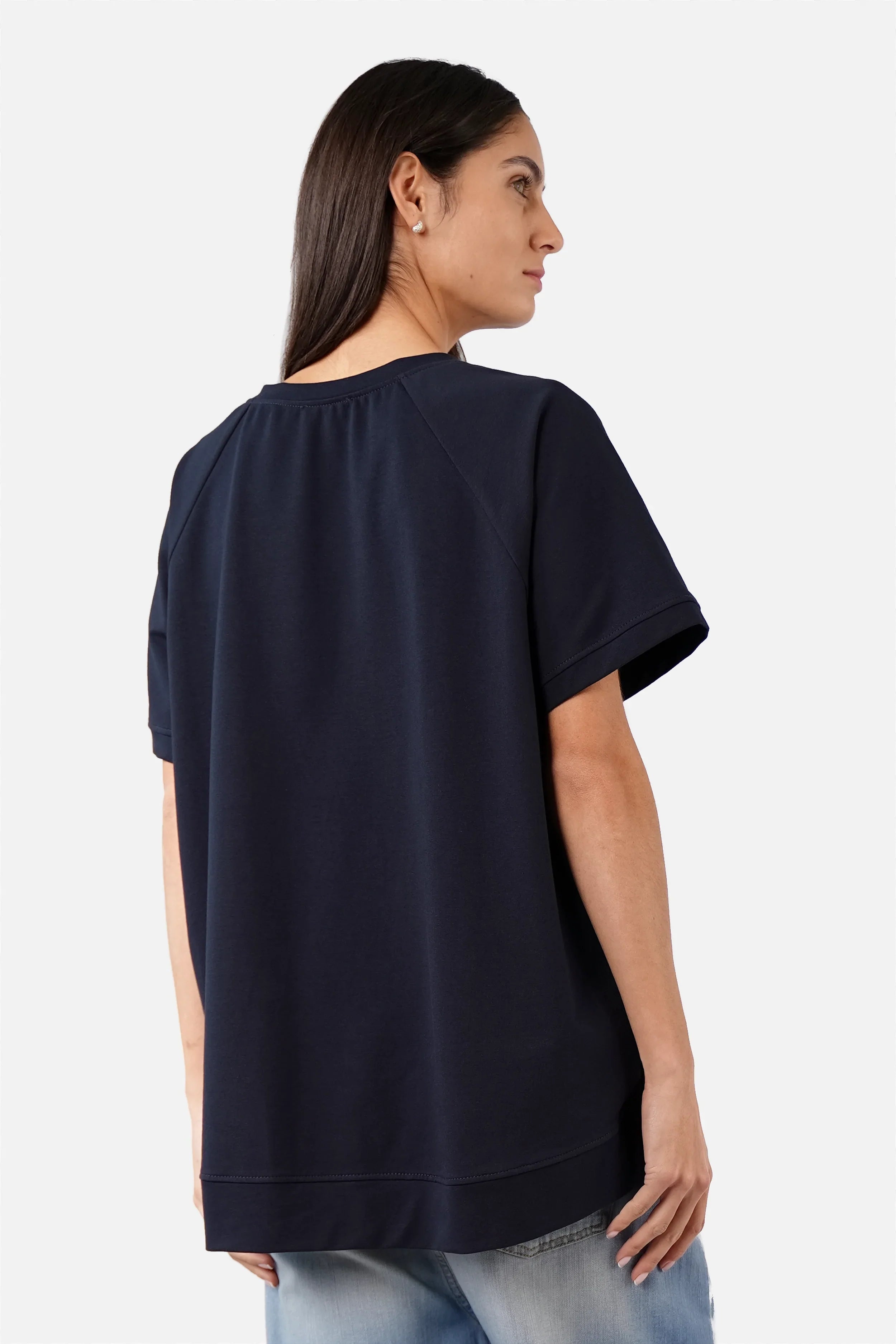 SURI.K Kurzarm Sweatshirt aus leichtem Sweatstoff mit Rundhalsausschnitt und Ton-in-Ton Logo-Stickerei in oversized Fit