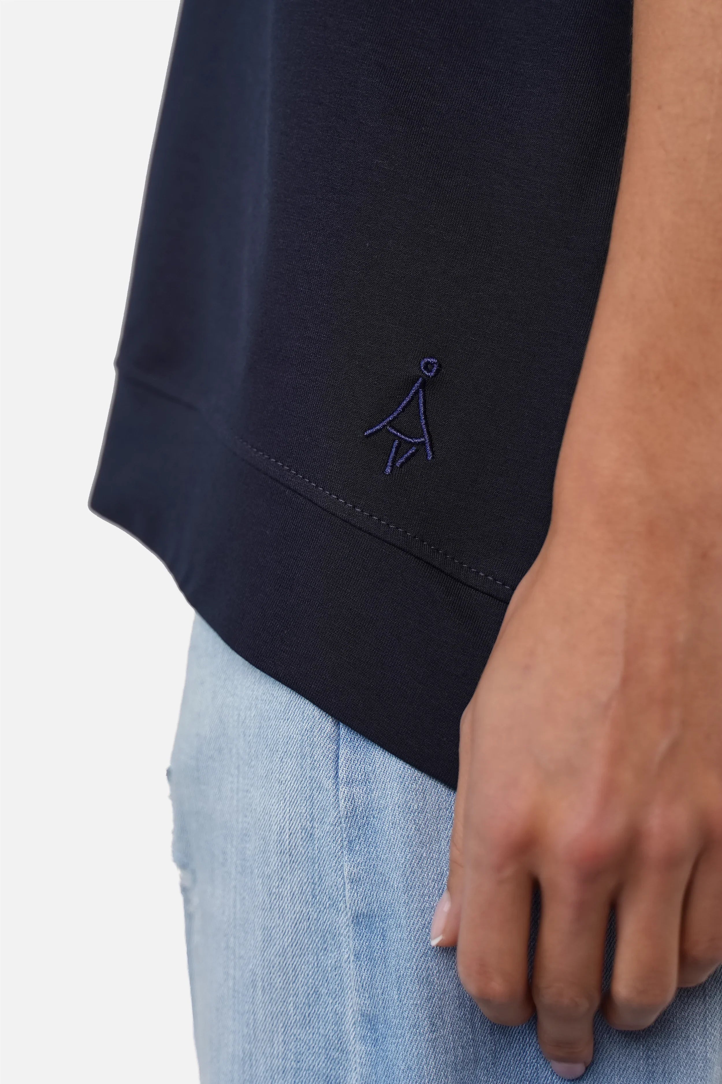 SURI.K Kurzarm Sweatshirt aus leichtem Sweatstoff mit Rundhalsausschnitt und tonaler Logo-Stickerei im Oversized Fit