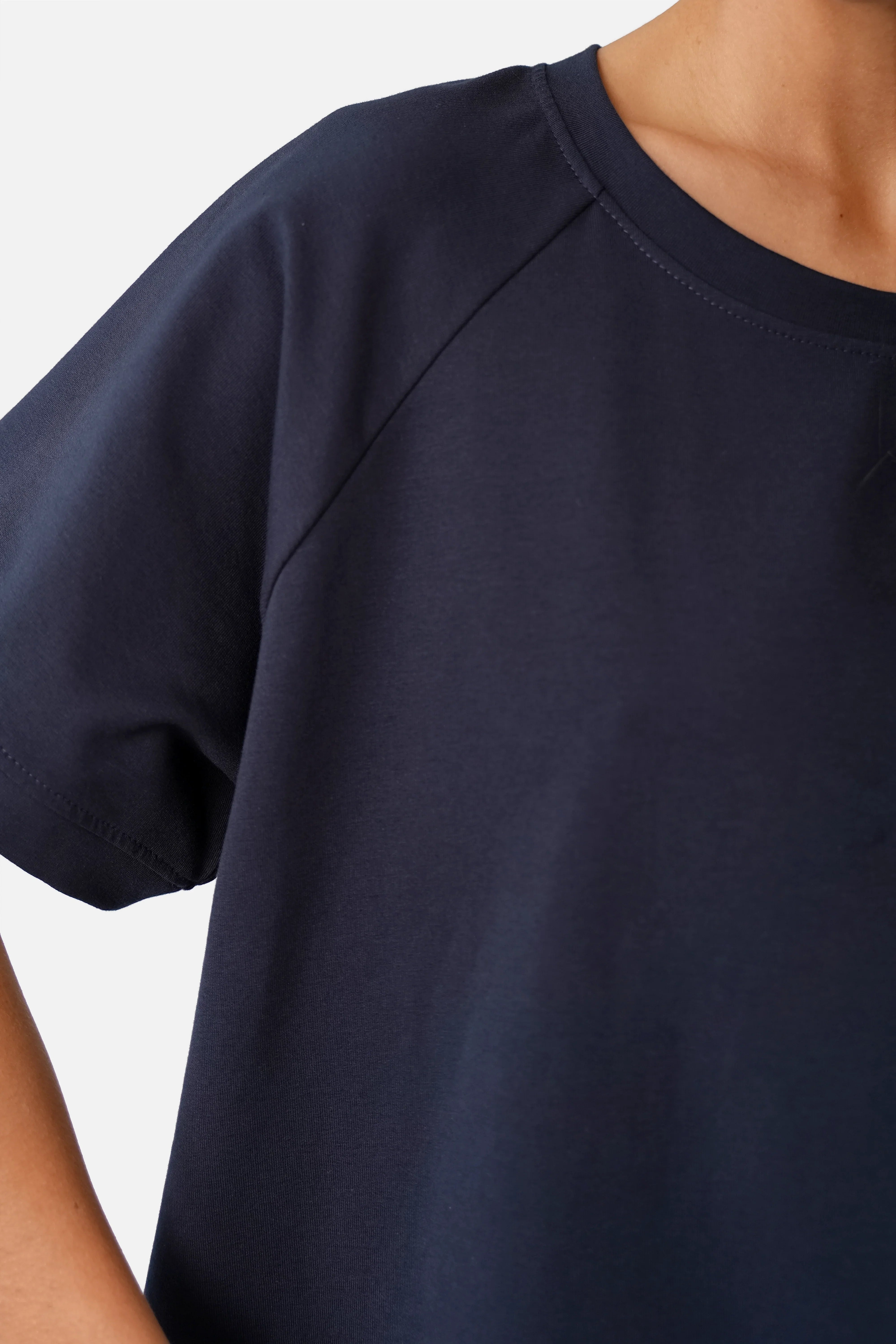 SURI.K Kurzarm Sweatshirt aus leichtem Sweatstoff mit Rundhalsausschnitt und Ton-in-Ton Logo-Stickerei in Oversized Fit