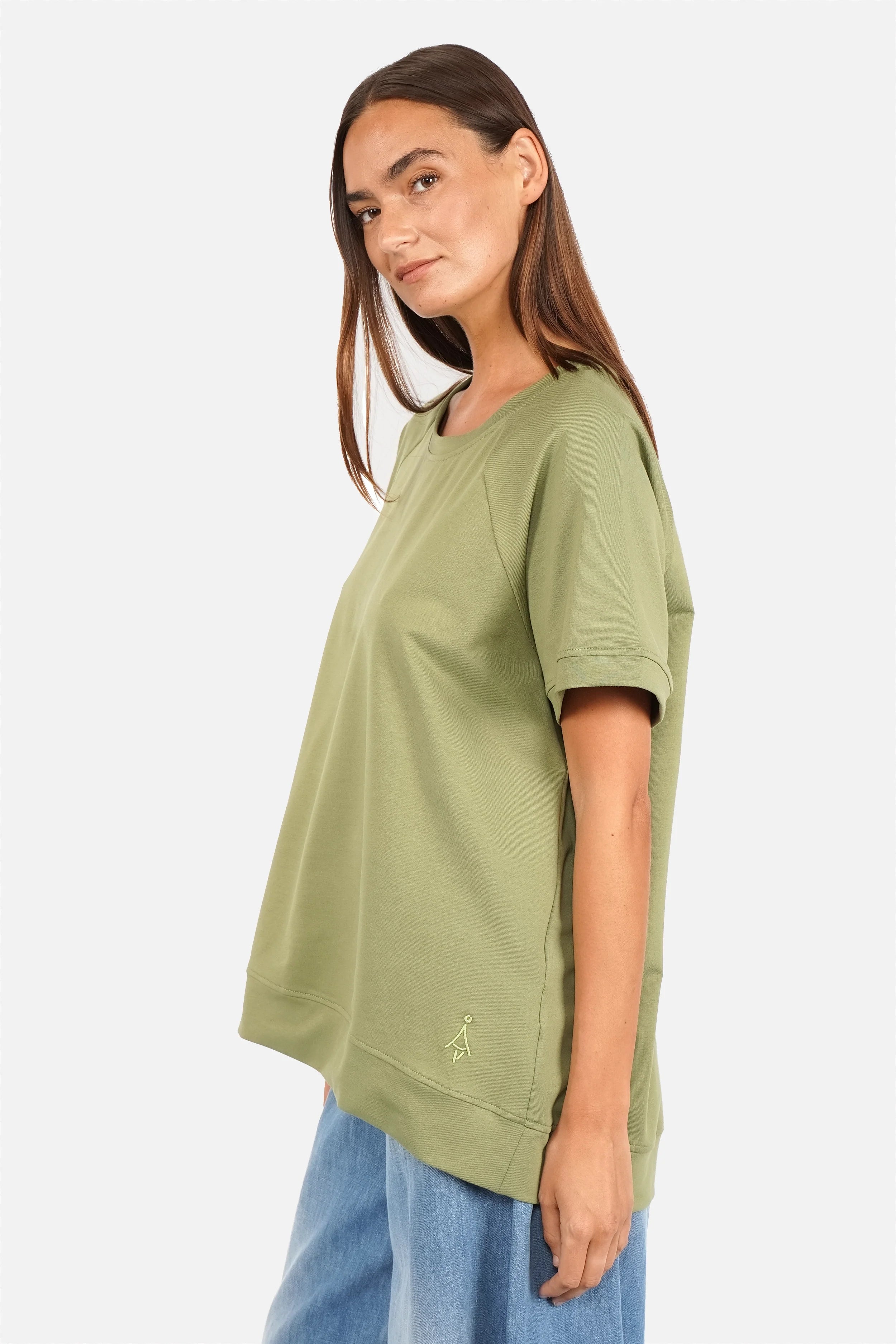 SURI.K Kurzarm Sweatshirt aus leichtem Sweatstoff mit Rundhalsausschnitt und tonaler Logo-Stickerei im oversized Fit
