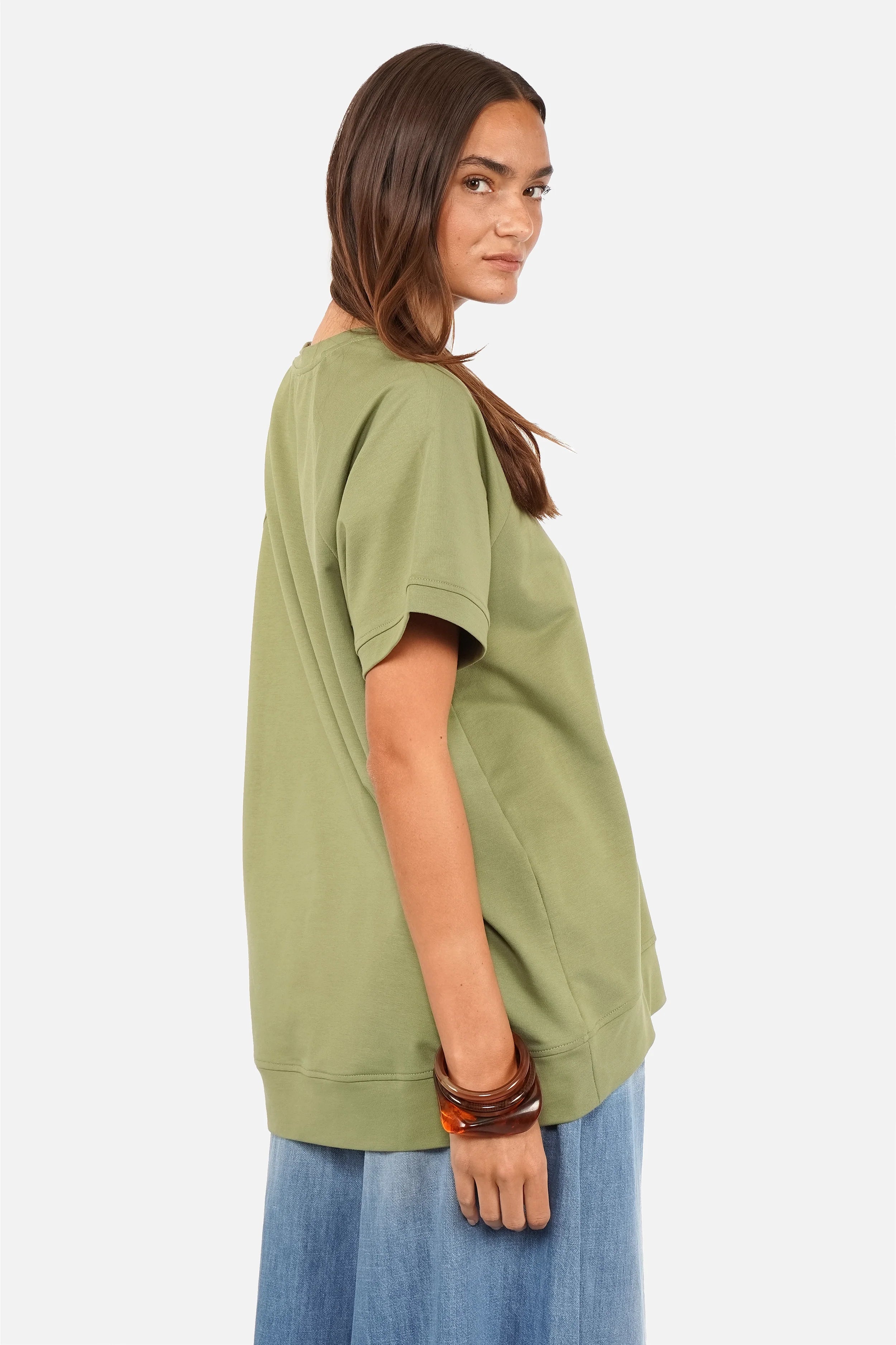 SURI.K Kurzarm Sweatshirt aus leichtem Sweatstoff mit Rundhalsausschnitt und tonaler Logo-Stickerei in oversized Fit