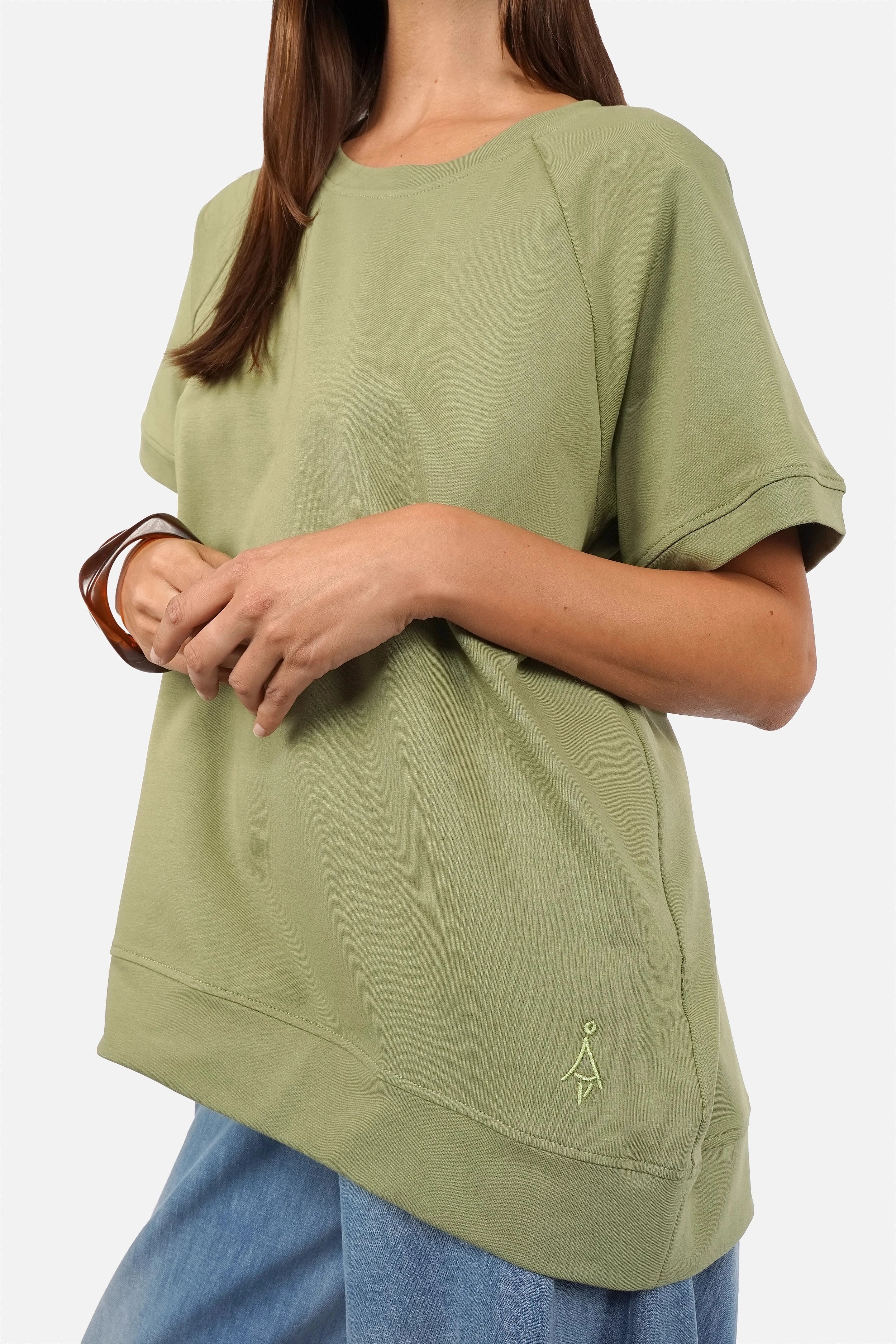 SURI.K Kurzarm Sweatshirt aus leichtem Sweatstoff mit Rundhalsausschnitt und tonaler Logo-Stickerei in oversized Fit