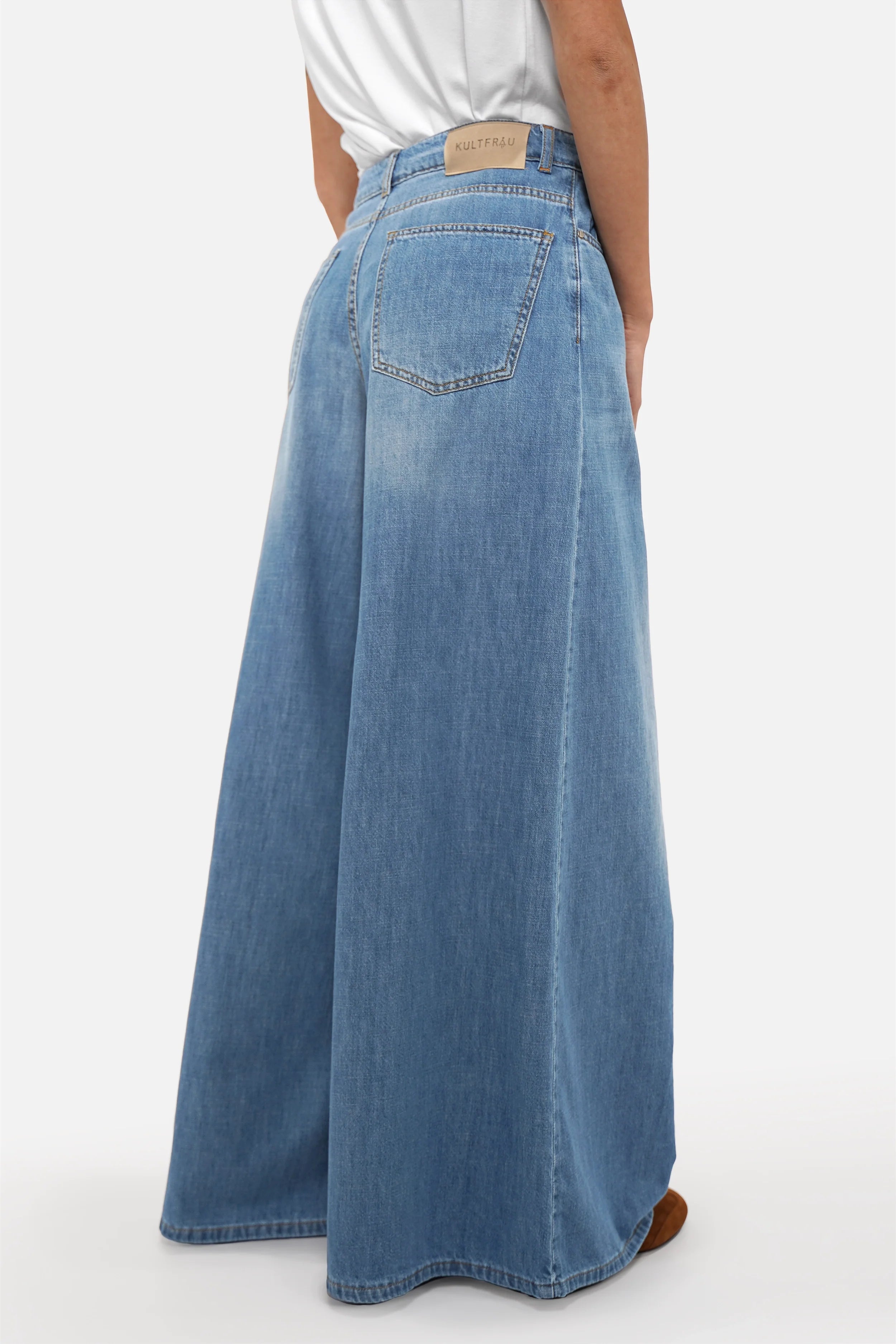 SYLA Wide Jeans light denim with faded mid-blue wash and tobacco contrast stitching