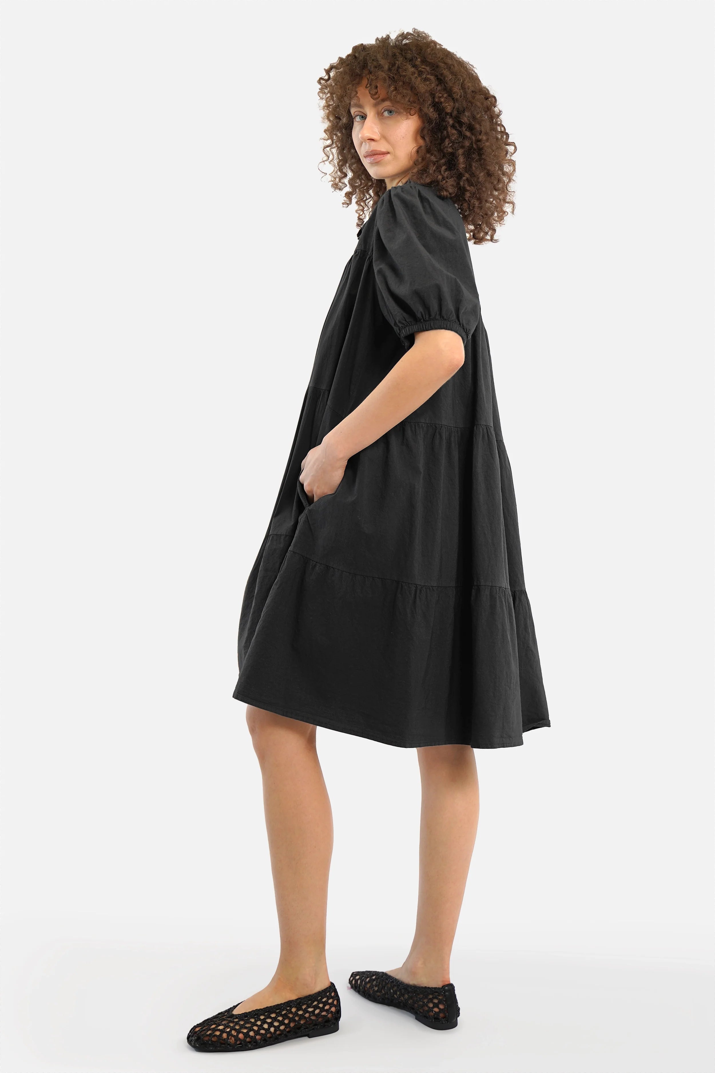 SYLIE Popeline Kleid aus Baumwolle mit Hemdkragen, Knopfleiste, gerafften Nähten, Puffärmeln und seitlichen Taschen in Crinkle Optik