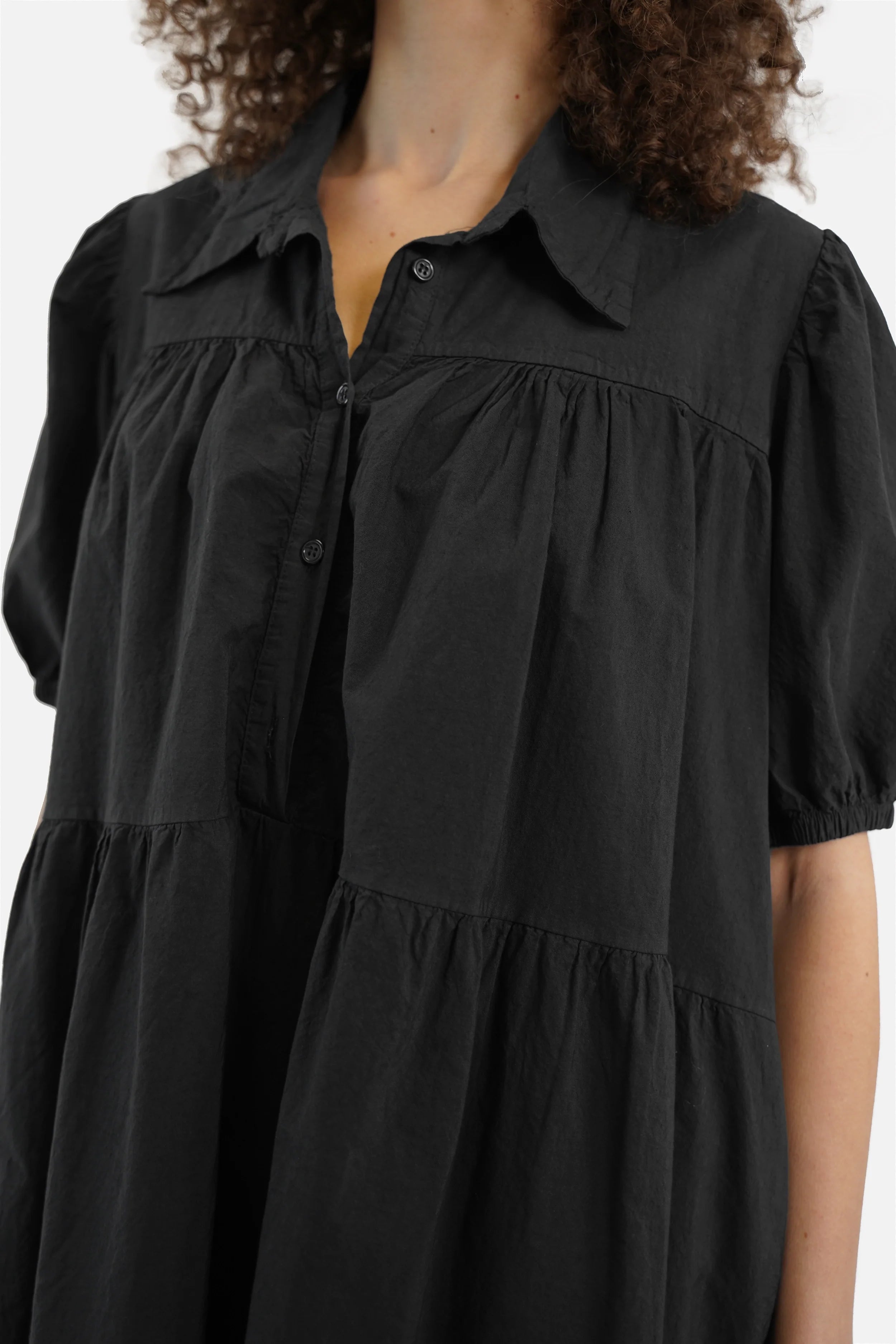 SYLIE Popeline Kleid aus Baumwolle mit Hemdkragen und Puffärmeln in Crinkle Optik