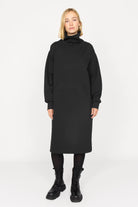 Black SYNNI Känguru-Tasche dress with high collar and long sleeves