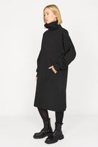 Women wearing black SYNNI Känguru-Tasche high-collar relaxed fit dress with large front kangaroo pocket and long sleeves