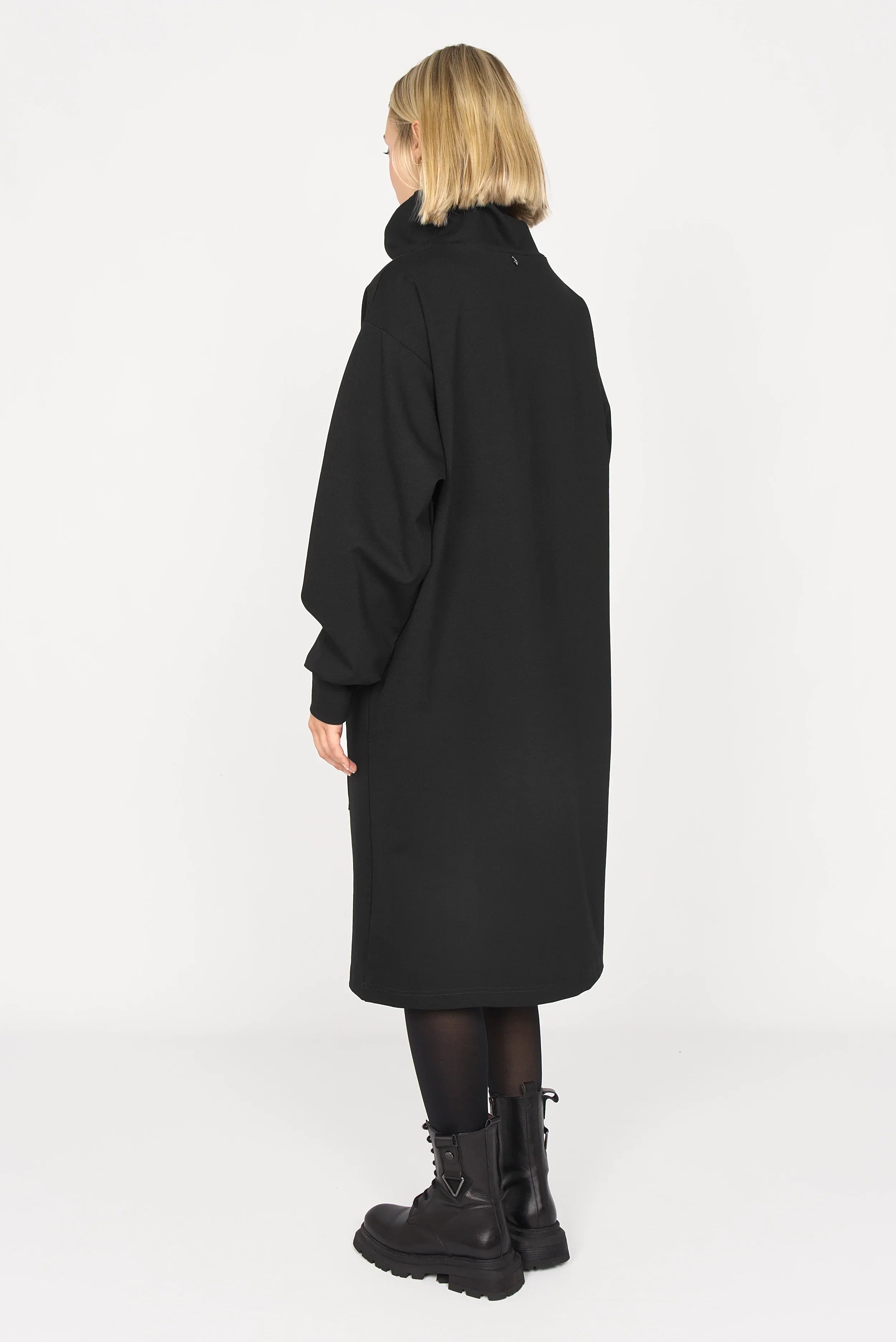 SYNNI Känguru-Tasche black relaxed fit dress with high collar and oversized kangaroo pocket