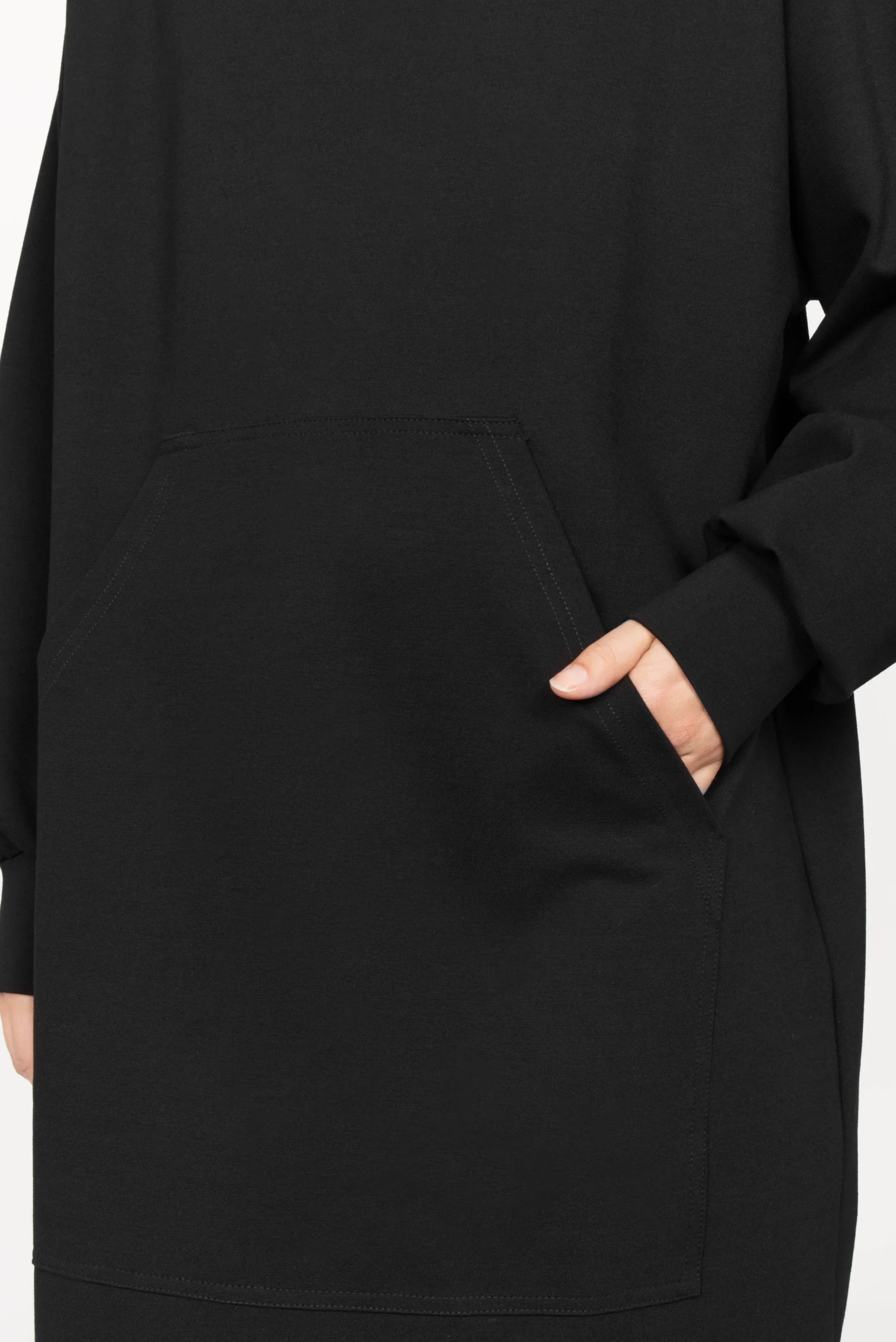 Close-up of black SYNNI Känguru-Tasche dress with large front kangaroo pocket and cuffed sleeves