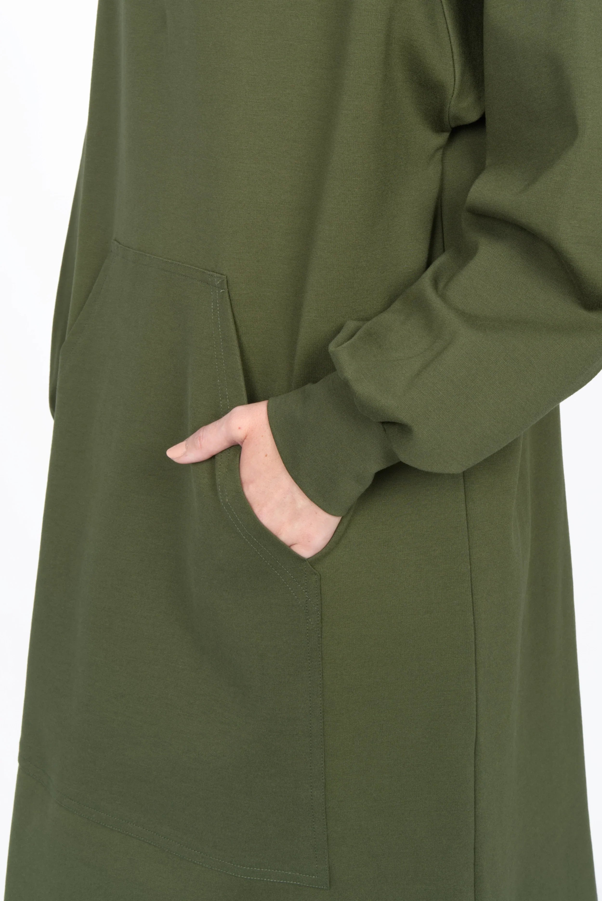 SYNNI Kleid aus grünem Viskose-Jersey mit großer Kängurutasche und Bündchenärmeln