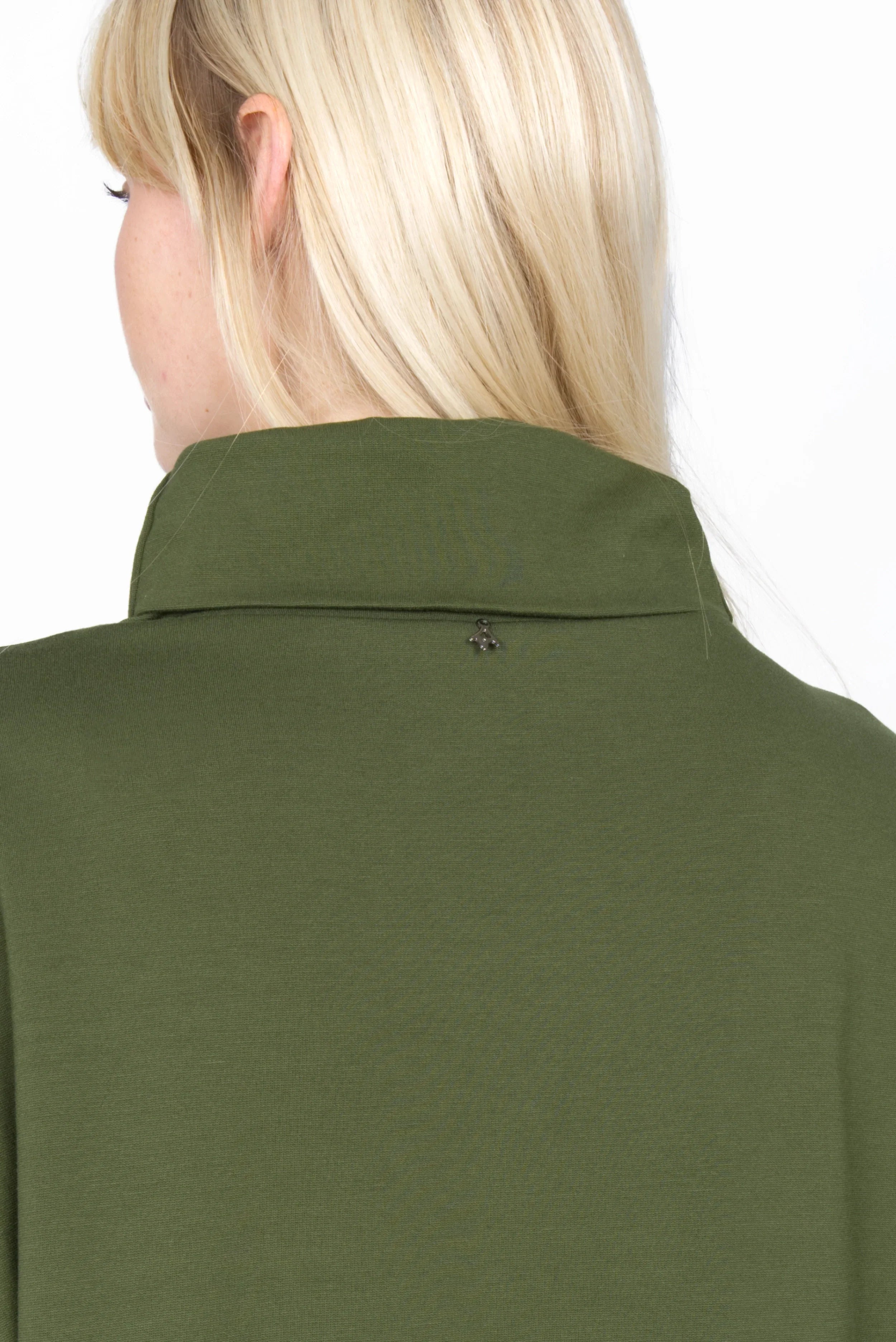 Rückansicht des SYNNI Kleids aus grünem Viskose-Jersey mit lockerem Stehkragen