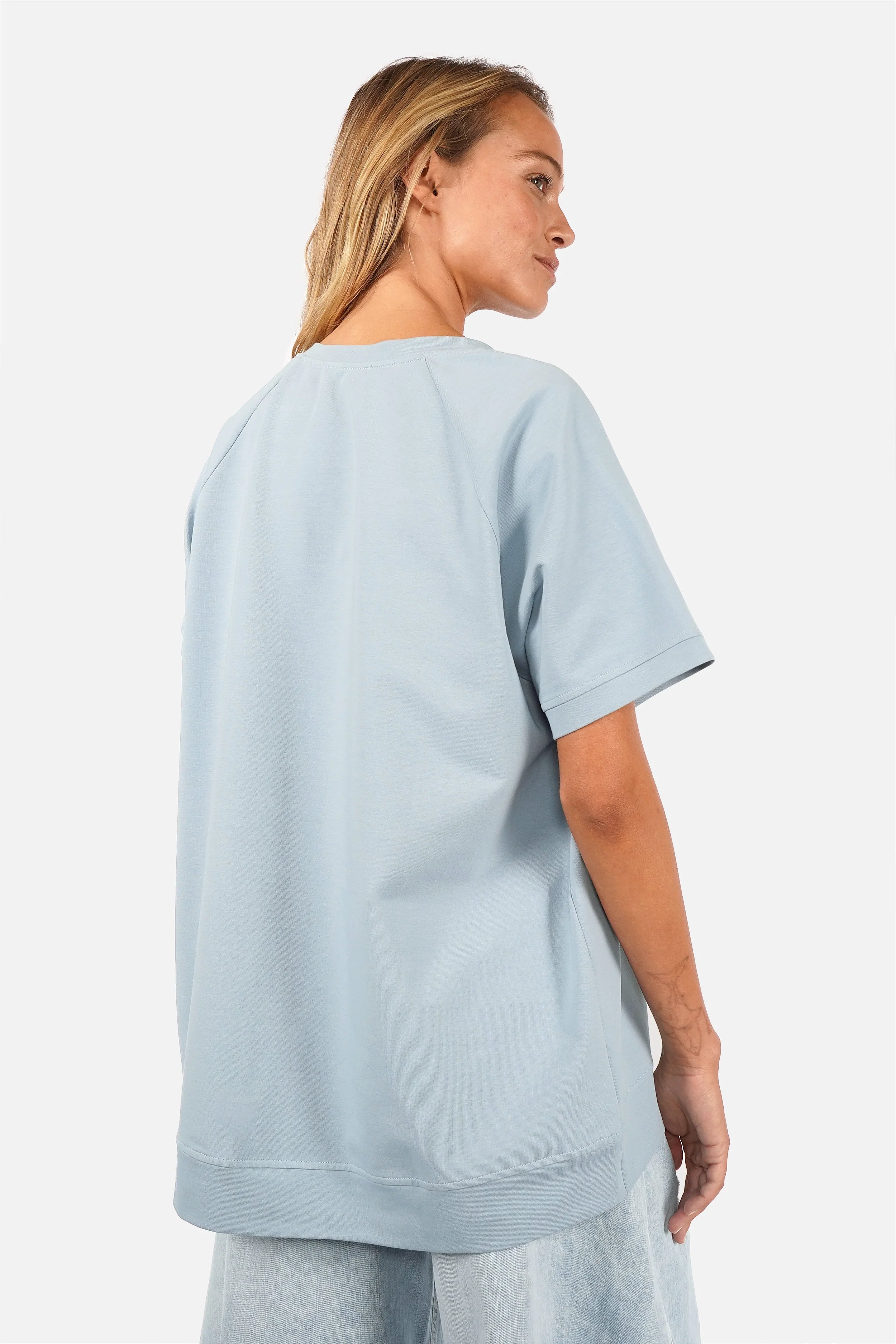 SURI.K Kurzarm Sweatshirt in leichter A-Linie mit Rundhalsausschnitt und tonaler Logo-Stickerei, oversized Fit in leichter Sweatstoffqualität