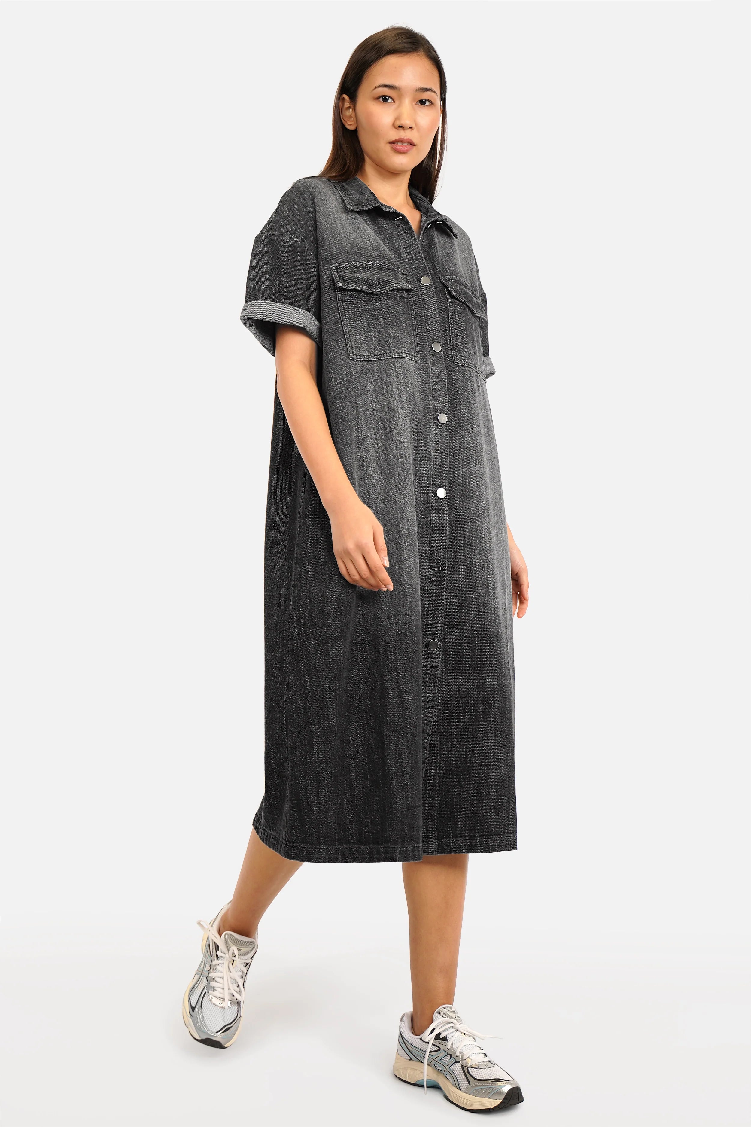 Jeanskleid TABITA aus weicher Baumwolle mit Gradient-Waschung, Hemdkragen, halblangen Ärmeln und Knopfleiste in Midi-Länge