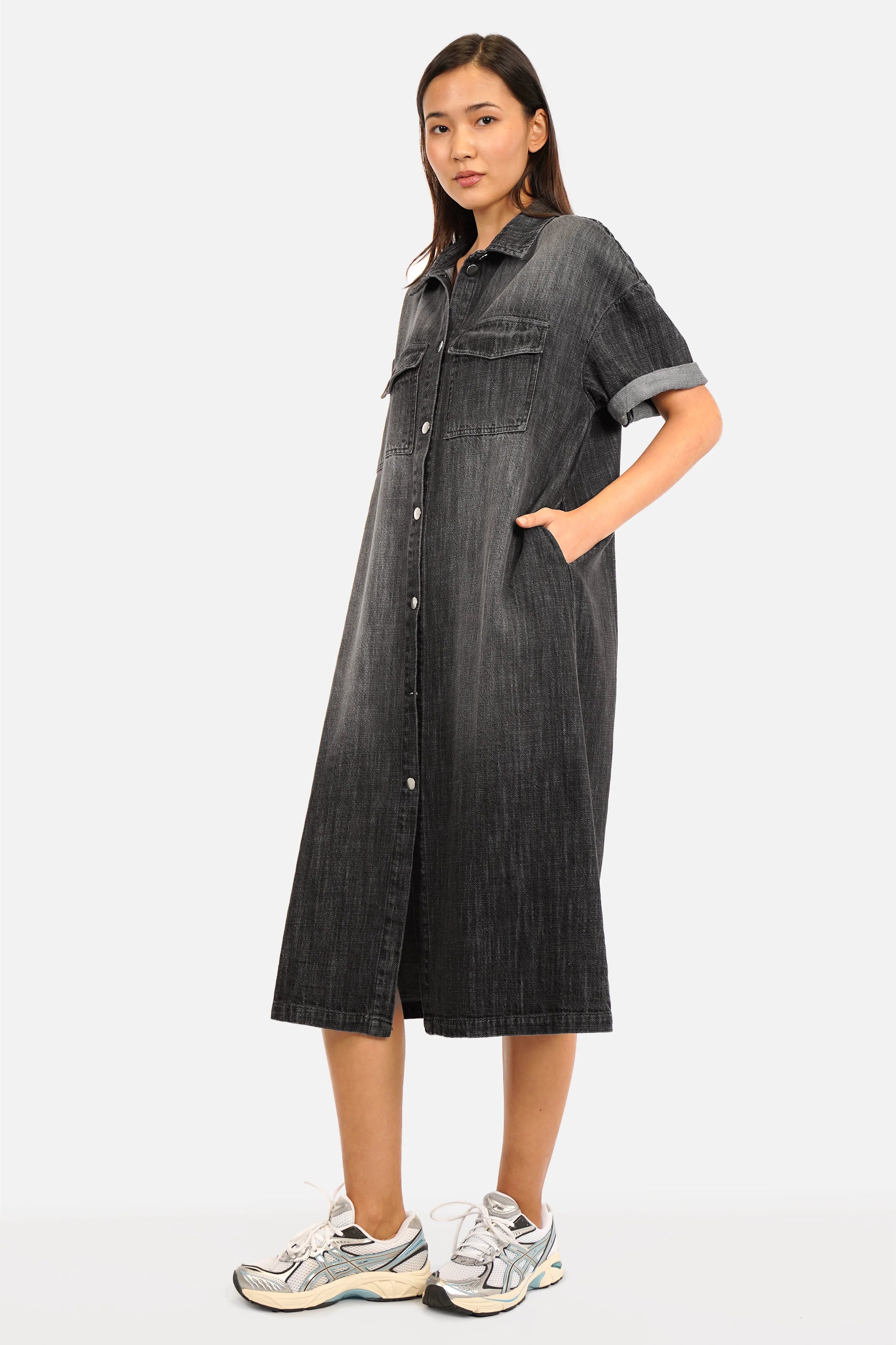 Damen Jeanskleid TABITA aus weicher Baumwolle mit Gradient-Waschung, Hemdkragen, halblangen Ärmeln, seitlichen Eingrifftaschen und Knopfleiste in Midi-Länge
