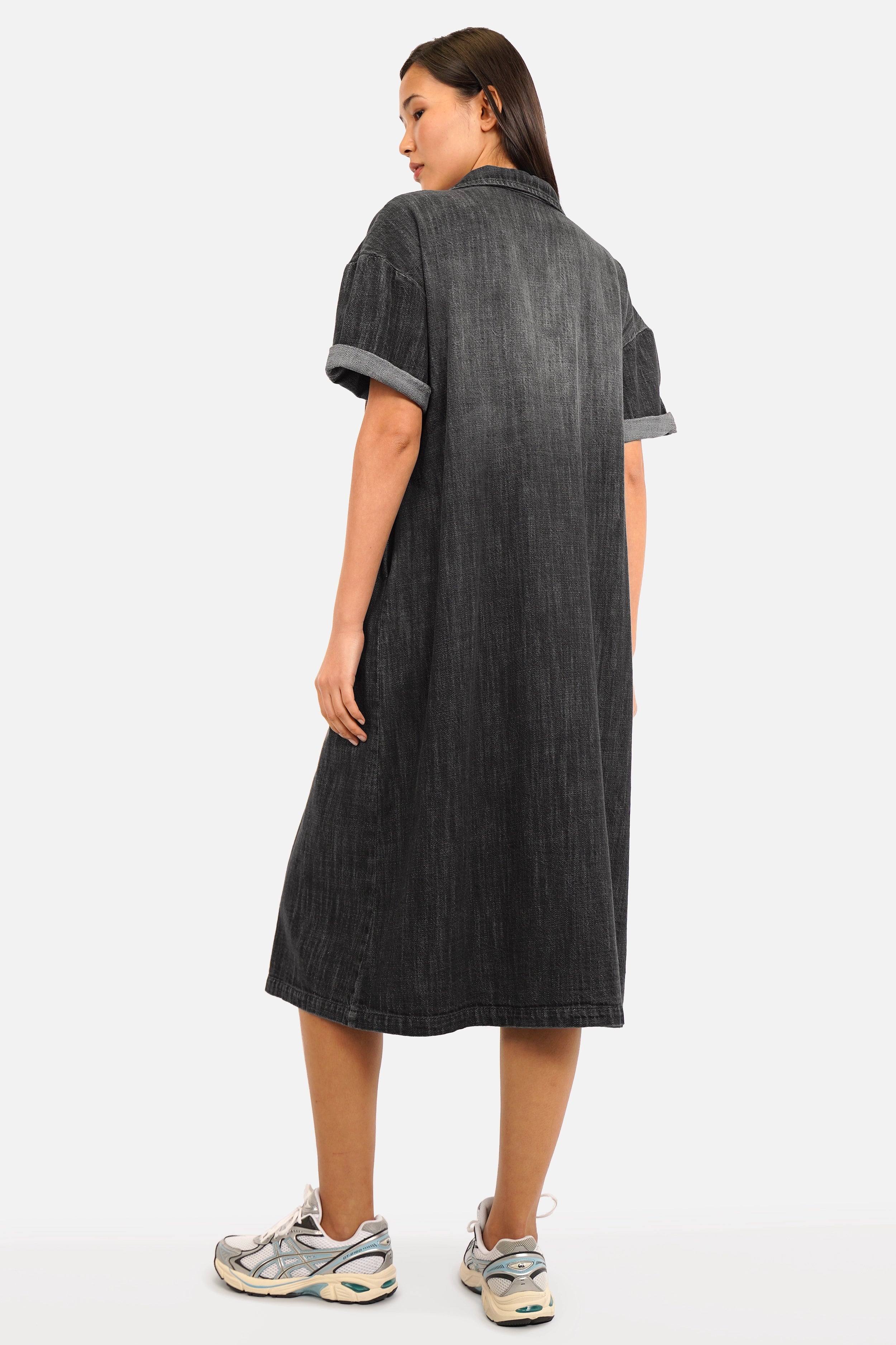 Jeanskleid TABITA aus weicher Baumwolle im Denim-Look mit Gradient-Waschung, Hemdkragen, halblangen Ärmeln, seitlichen Eingrifftaschen und Knopfleiste in Midi Länge