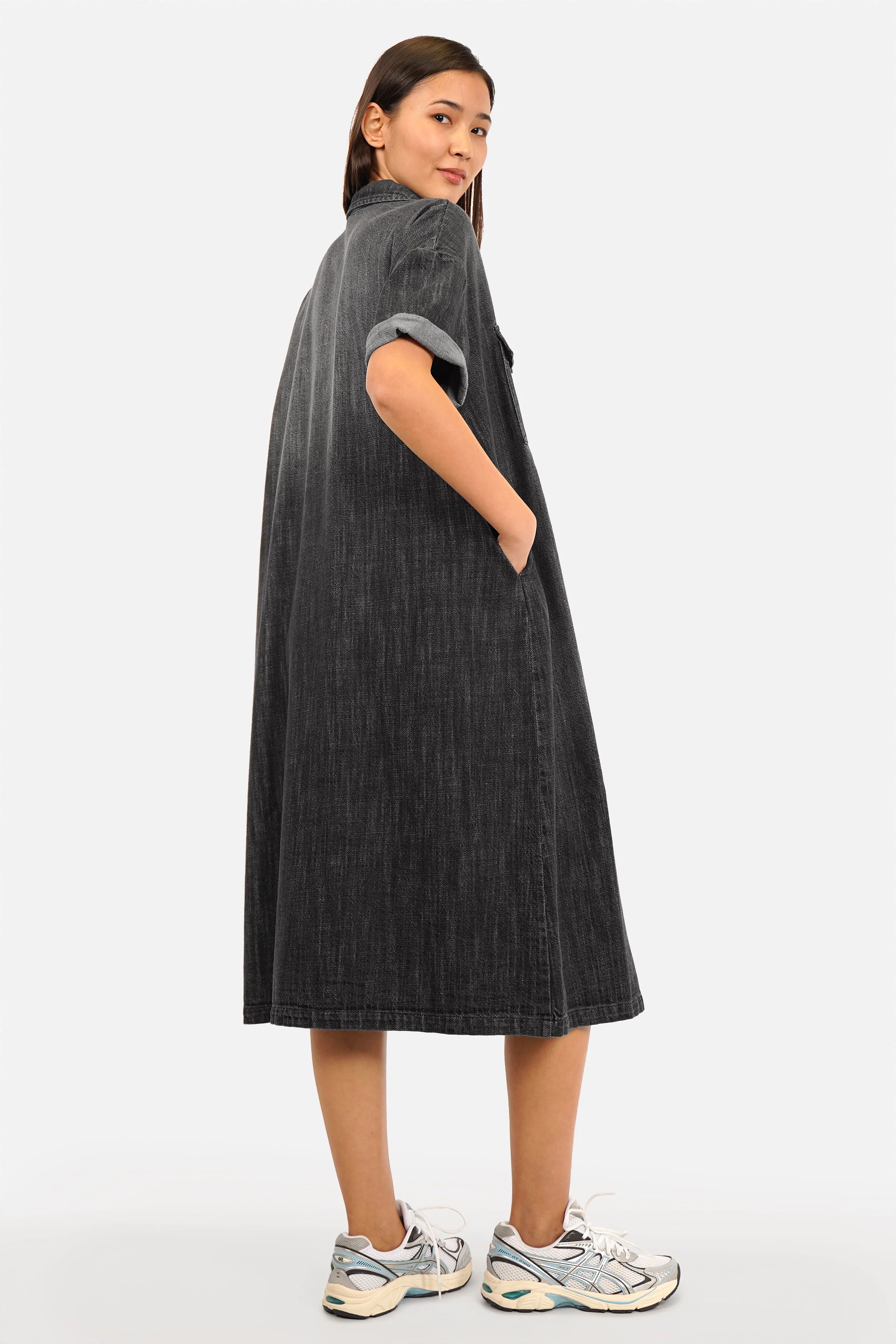 Jeanskleid TABITA aus strukturierter, weicher Baumwolle mit Gradient-Waschung, Hemdkragen, halblangen Ärmeln, Eingrifftaschen und Knopfleiste in Midi-Länge