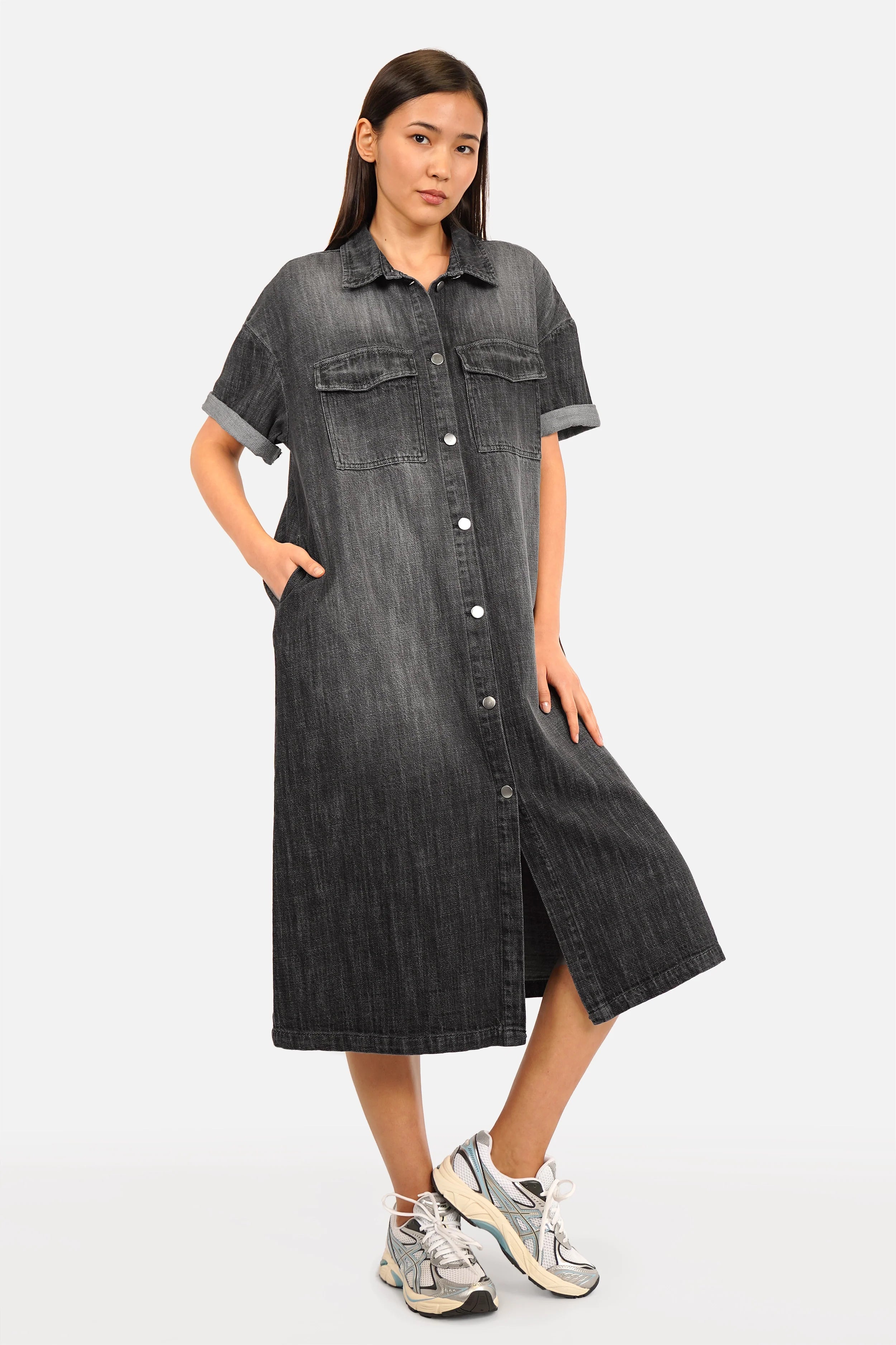 Jeanskleid TABITA aus weicher Baumwolle mit Gradient-Waschung, Hemdkragen und seitlichen Eingrifftaschen